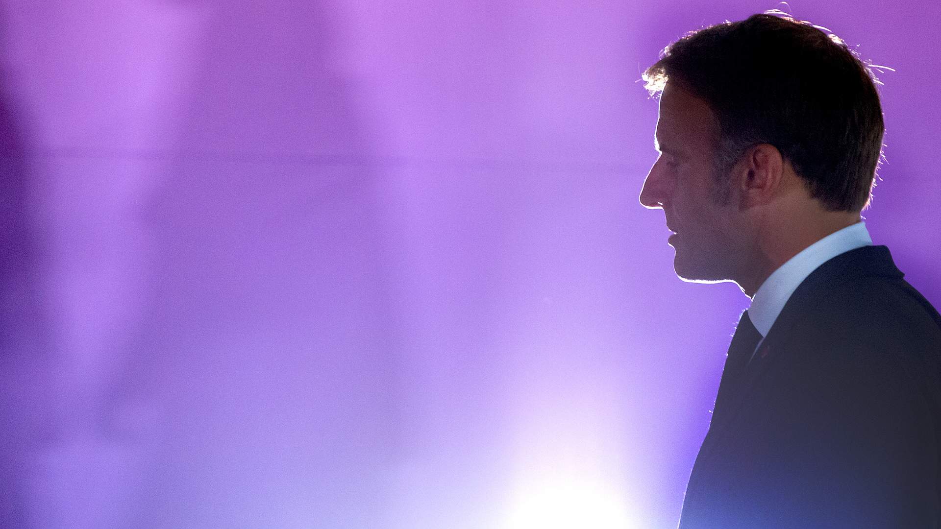 Президент Франции Эммануэль Макрон на фоне глубокой политической нестабильностью в стране заявил что будет исполнять свои обязанности до самого конца президентского срока Как информирует Комсомольская Правда об этом он высказался в традиционном новогоднем обращении жителям Франции которое транслировал телеканал BFMTV Я буду работать до самой последней секунды ежедневно стремясь выполнить порученный мне вами мандат сообщил Макрон Глава государства также заявил что приложит все усилия для того чтобы президентские выборы 2027 года прошли в спокойной обстановке и без постороннего вмешательства Напомним что во Франции продолжается политический кризис вызванный результатами внеочередных парламентских выборов 2024 года Произошла смена правительства и звучат призывы от представителей различных политических сил требующих досрочной отставки Макрона