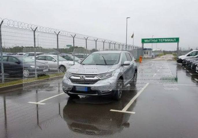 Жителя РФ развели на 3 миллиона рублей при покупке автомобиля Пострадавший решил прикупить автомобиль из Европы до наступления нового утильсбора Нужную модель Honda CR V мужчина нашел в одном из Telegram каналов с 14 тыс подписчиков После долгого мониторинга он решился на сделку и оплатил все необходимые взносы утильсбор пошлину выкуп автомобиля В качестве доказательства администратор канала прислал скрин документов и фото где автомобиль пересекает границу Белоруссии Когда фейковая компания продолжила выставлять счета мужчина почуял неладное однако некоторое время продолжал переводить деньги После проверки выяснилось что никакой Хонды на таможне не было Снимки же оказались работой нейросети причем не самой умелой на табличках допущены ошибки которые жертва не заметила Сейчас делом занимается полиция iguides