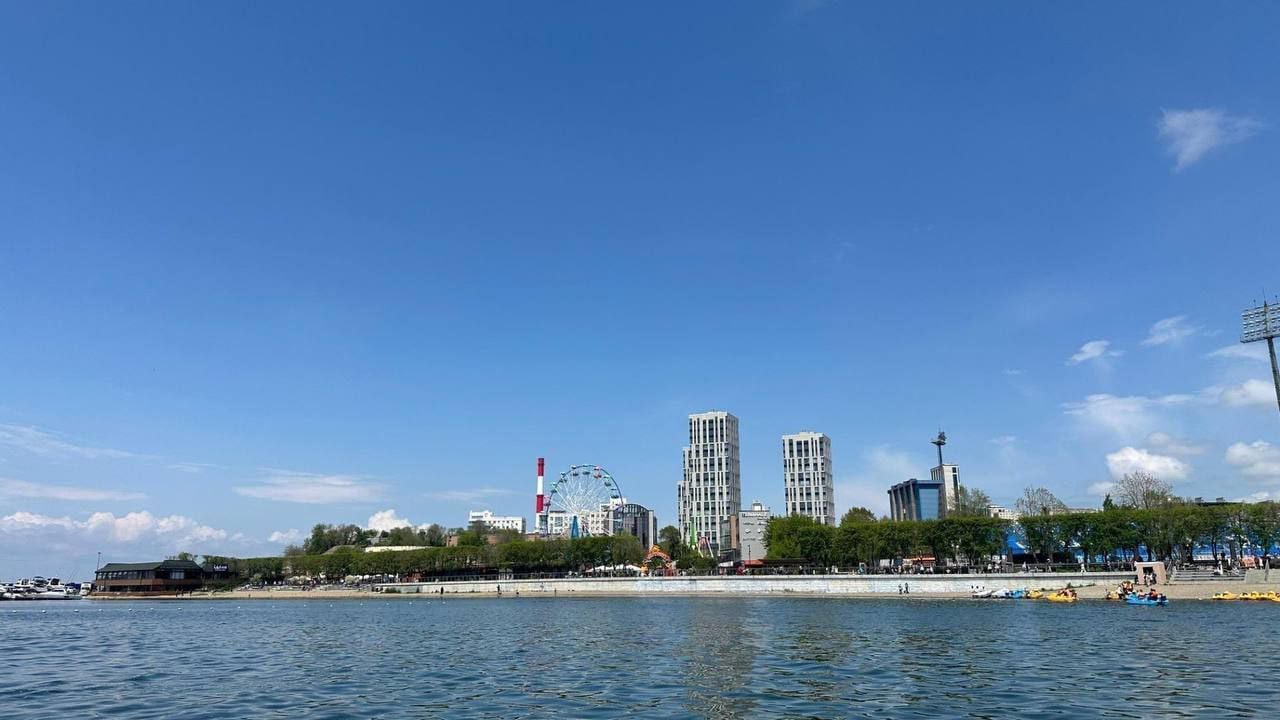 Приморье вошло в список самых популярных направлений России, где аренда квартир бьет все рекорды по цене и спросу    Регион вошел в ТОП-15 по количеству забронированных квартир на летний период, а средняя стоимость аренды составляет 6700 рублей.  С июня по август 2025 года бронирования выросли на 73% по сравнению с прошлым годом. Лидерами стали Санкт-Петербург, Краснодарский край и Калининградская область, а Приморье заняло 11-е место с долей 2%. Спрос на аренду в регионе увеличился на 71%.  Наименьшие цены на аренду летом — в Ростовской области  3400 рублей  и Дагестане  3800 рублей . Приморский край лидирует по стоимости аренды, опережая Санкт-Петербург и Калининградскую область.  Средняя продолжительность бронирования в России составляет пять суток, в Приморье — шесть. В среднем в квартирах проживает три человека.    Приморье остается востребованным и дорогим направлением для летнего отдыха, демонстрируя рост спроса и высокие цены. ».....  ПОДПИСАТЬСЯ. ДПС ВЛАДИВОСТОКА