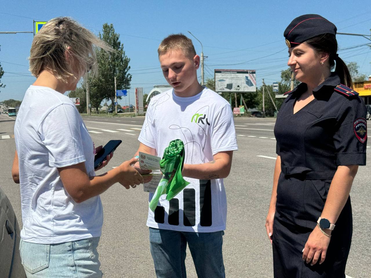 Оператор «МКС» и ГИБДД ЛНР провели совместную акцию «Пешеходный переход» В рамках оперативно-профилактического мероприятия «Пешеходный переход» Оператор «МКС» и Госавтоинспекция Луганской Народной Республики объединили усилия для повышения безопасности дорожного движения. Целью акции стало напоминание водителям о необходимости строгого соблюдения правил проезда пешеходных переходов, особенно в условиях летнего трафика. Водителям, проявлявшим особую внимательность по отношению к пешеходам, участники акции вручали приятные подарки от Оператора «МКС».