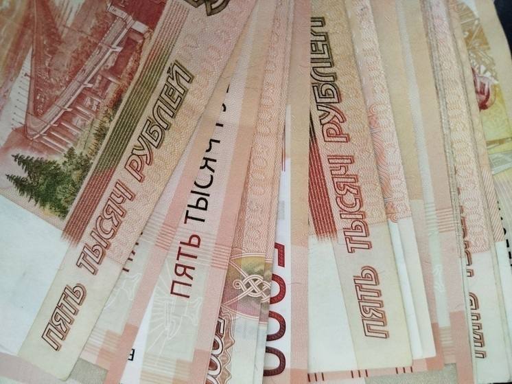 Стало известно когда введут дифференцированную ставку по семейной ипотеке Законопроект о новых условиях семейной ипотеки может быть принят в первом квартале 2026 года Как сообщил председатель комитета Госдумы по финрынку Анатолий Аксаков обсуждается снижение ставки до 4 для семей с тремя детьми и сохранение уровня 6 для семей с двумя детьми Для граждан с одним ребенком ставку предлагают поднять до 10 12 однако предусмотрена возможность ее снижения до 8 и ниже в случае падения ключевой ставки до 14 Инициатива вызывает серьезные опасения у крупнейших игроков рынка и застройщиков в Сбербанке предупредили что рост нагрузки до 12 для семей с первенцем станет потрясением и приведет к падению объемов выдачи кредитов kvadratnymaster Фото РИА