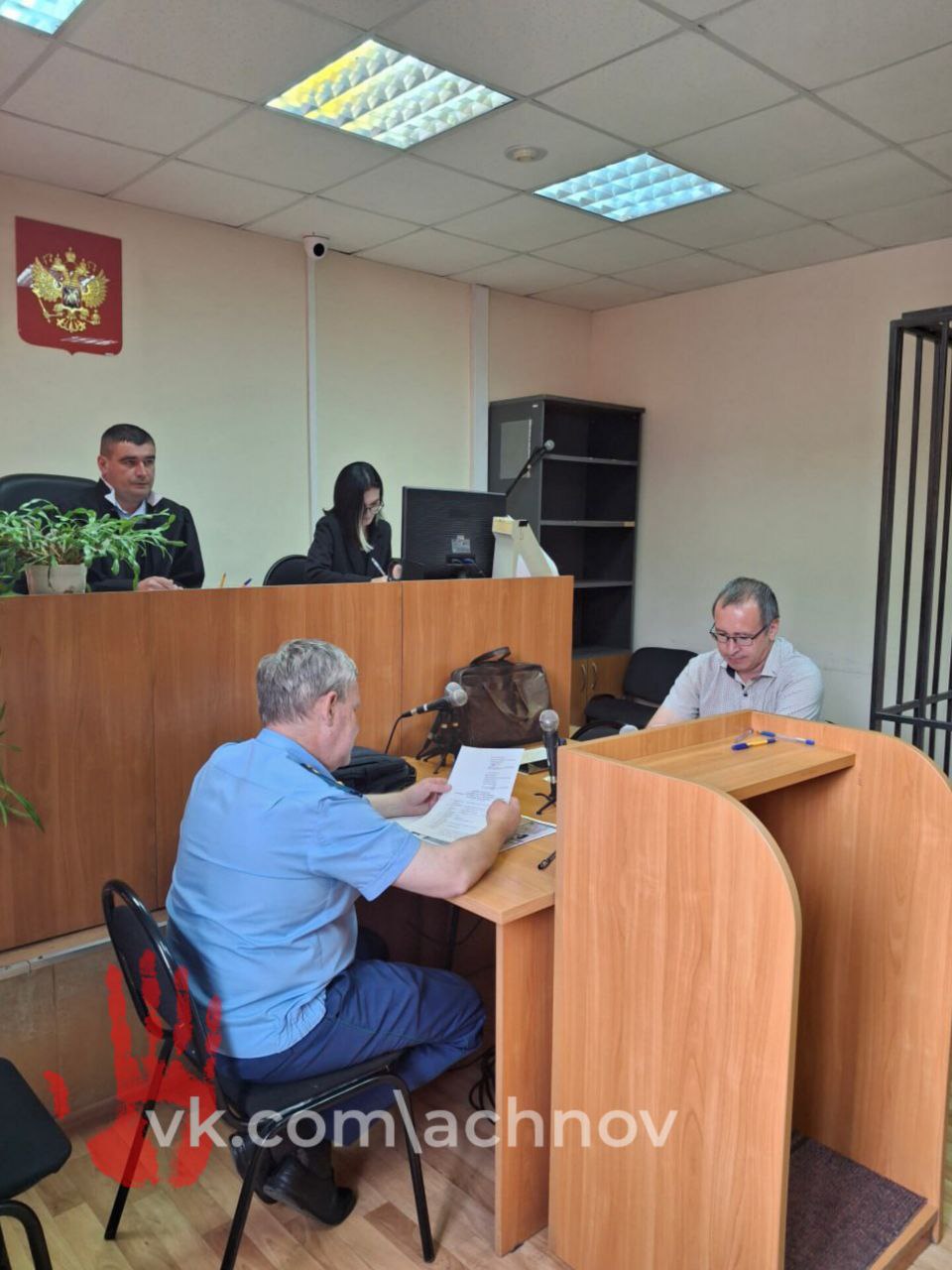 Избил женщину и остался на свободе! В Южноуральске вынесли приговор мужчине за нанесение побоев Разглашать, кем друг другу приходились дама и ее обидчик, в суде не стали. Зато рассказали, что помогло нарушителю избежать строгого наказания, учитывая его прошлую судимость. Подсудимый не стал отрицать своей вины. Правда, признал ее только частично. Обстоятельств, отягчающих его наказание, судом не установлено. Зато нашлись смягчающие: раскаяние в содеянном, наличие на иждивении четверых малолетних детей, положительная характеристика с места работы, аморальность поведения потерпевшей, явившееся поводом для преступления. ‼ Подсудимому назначено наказание в виде ограничения свободы на срок шесть месяцев, сообщили в объеденной пресс-службе судов Челябинской области.