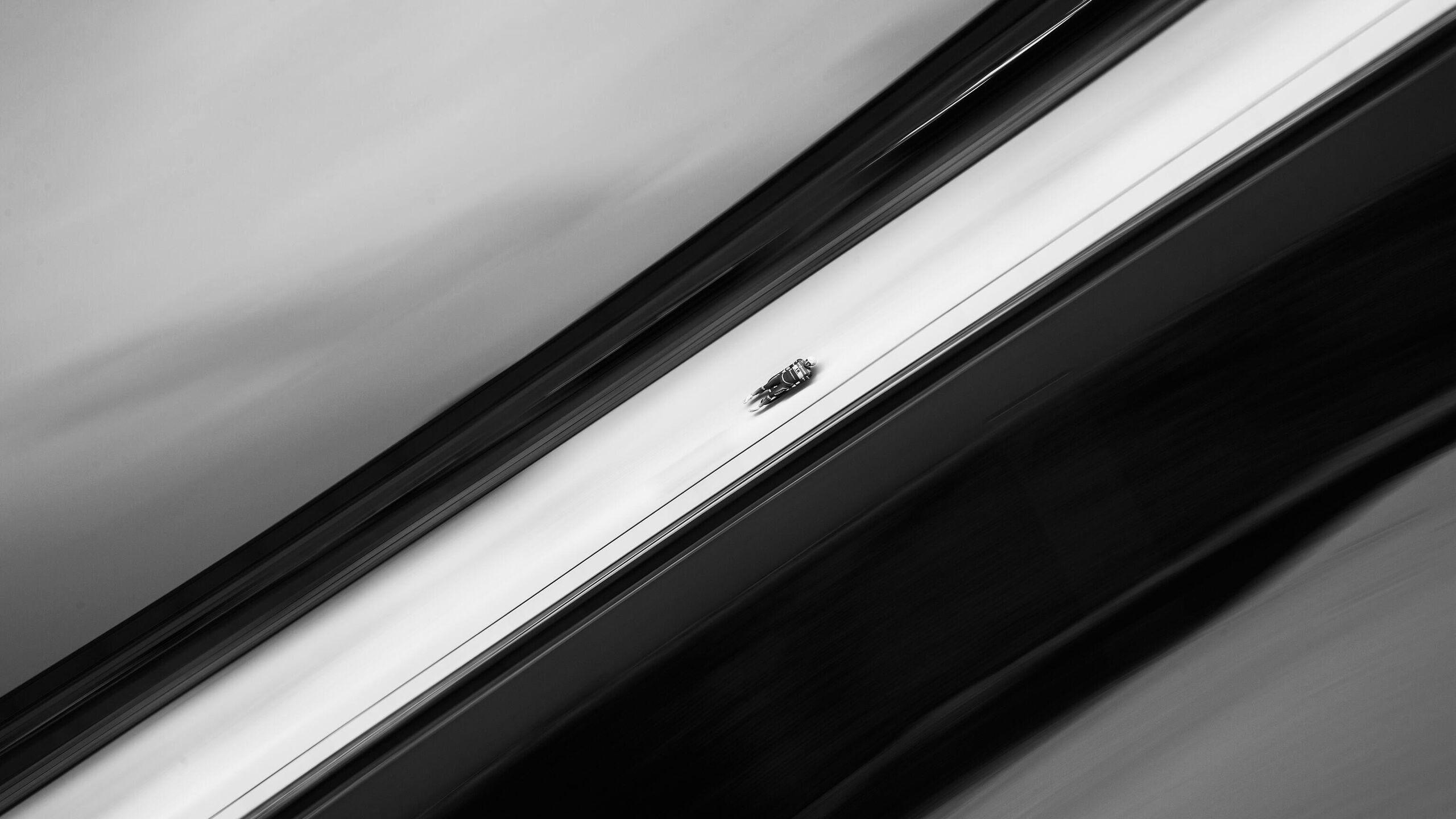 Экс президент Федерации санного спорта России и бывший главный тренер национальной команды Валерий Силаков заявил РИА Новости что Павлу Репилову во второй день соревнований на Олимпийских играх в Италии будет непросто пробиться в десятку лучших спортсменов Результат Репилова по сумме двух попыток составил 1 минута 47 708 секунды он находится на 16 м месте Лидирует немец Макс Лангенхан 1 45 826 вторым идет австриец Йонас Мюллер 1 45 988 третьим итальянец Доминик Фишналлер 1 46 124 Павел Репилов в первом заезде стартовал в конце списка участников а это все же не очень хорошо для выступления Надеюсь что во второй день соревнований Павлу все же удастся зацепиться за десятку сильнейших Хотя это сделать будет очень тяжело учитывая такие условия подготовки к Олимпийским играм сказал Силаков Третий и четвертый заезды состоятся в воскресенье