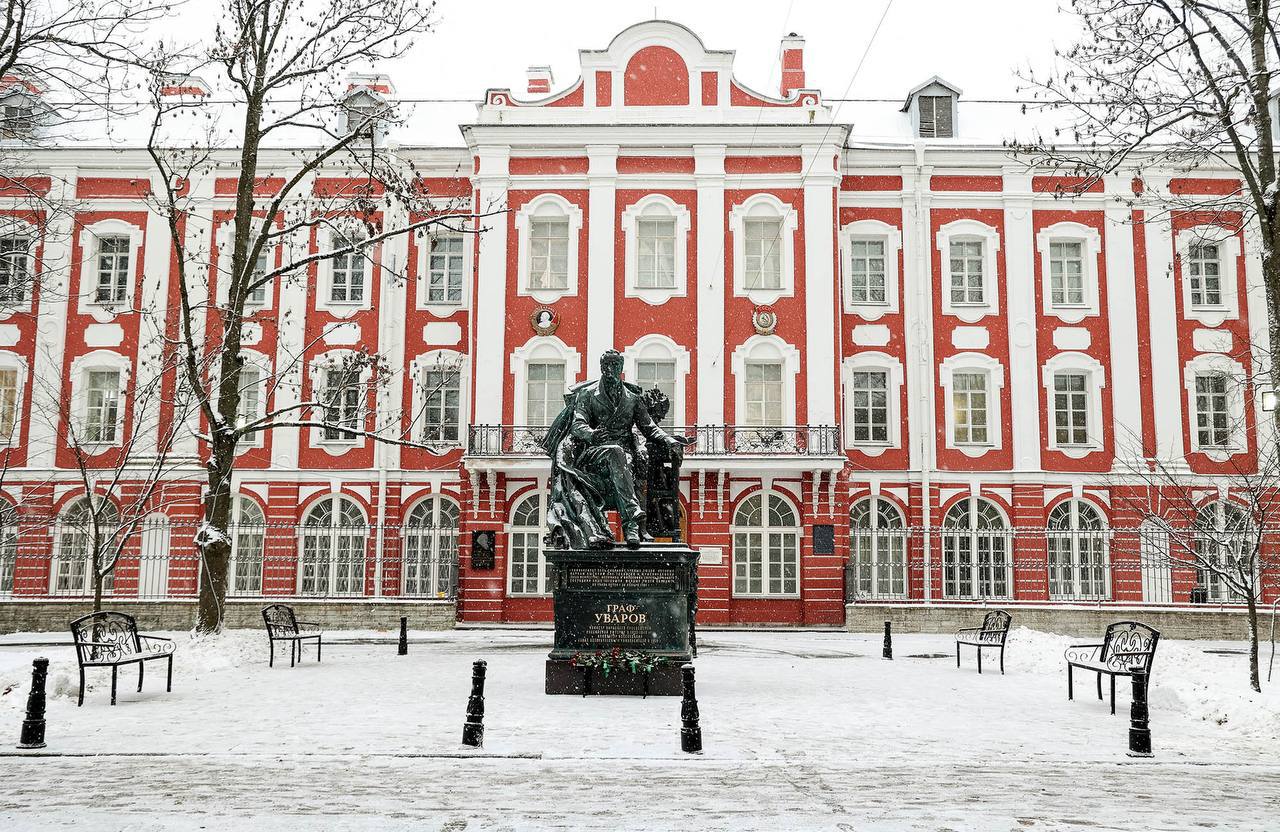 СПбГУ вошел в тройку лидеров пилотного рейтинга университетов стран БРИКС Санкт Петербургский государственный университет занял третье место в новом выпуске рейтинга университетов стран БРИКС В исследовании приняли участие 750 вузов из 20 стран Бразилии России Индии Китая Южной Африки и других государств По итогам оценки СПбГУ впервые вошел в тройку лидеров поднявшись на две позиции по сравнению с прошлым годом В 2025 году исследование значительно расширило географический охват это связано с активным ростом БРИКС и вовлечением новых участников Помимо Индонезии в рейтинг вошли девять стран получивших до 1 июня 2025 года статус государств партнеров БРИКС Беларусь Боливия Казахстан Куба Малайзия Нигерия Таиланд Уганда и Узбекистан Помимо СПбГУ в тройку лидеров рейтинга вошли Пекинский университет и МГУ имени М В Ломоносова В первую сотню попали представители 12 стран включая ведущие университеты Индии ЮАР и Бразилии Полный список представлен на сайте Ассоциации составителей рейтингов Российский вариант пилотного рейтинга университетов стран БРИКС публикуется с 2024 года и входит в семейство рейтингов Три миссии университета Позиции формируются на основе объективных данных без учета репутационных опросов и отражает вклад университетов в развитие образования науки и общества Оценка ведется по 17 показателям среди которых академическая успеваемость публикационная активность востребованность выпускников участие в международных коллаборациях и вклад в достижение целей устойчивого развития СПбГУ активно взаимодействует с университетами и научными центрами стран БРИКС в самых разных форматах от обмена студентами и преподавателями до совместных исследовательских проектов в том числе в области технологий и цифровизации Одним из ключевых направлений остается искусственный интеллект эксперты СПбГУ регулярно участвуют в международных конференциях и рабочих группах где обсуждаются вызовы этические и правовые аспекты внедрения ИИ Взаимодействие СПбГУ со странами БРИКС охватывает и гуманитарные инициативы Университет принимает участие в форумах по вопросам социальной архитектуры гражданского участия и культурного обмена В числе партнеров ведущие вузы и исследовательские центры Китая Индии Бразилии ЮАР и других стран Читайте вместе с нами новости Университетов РФ