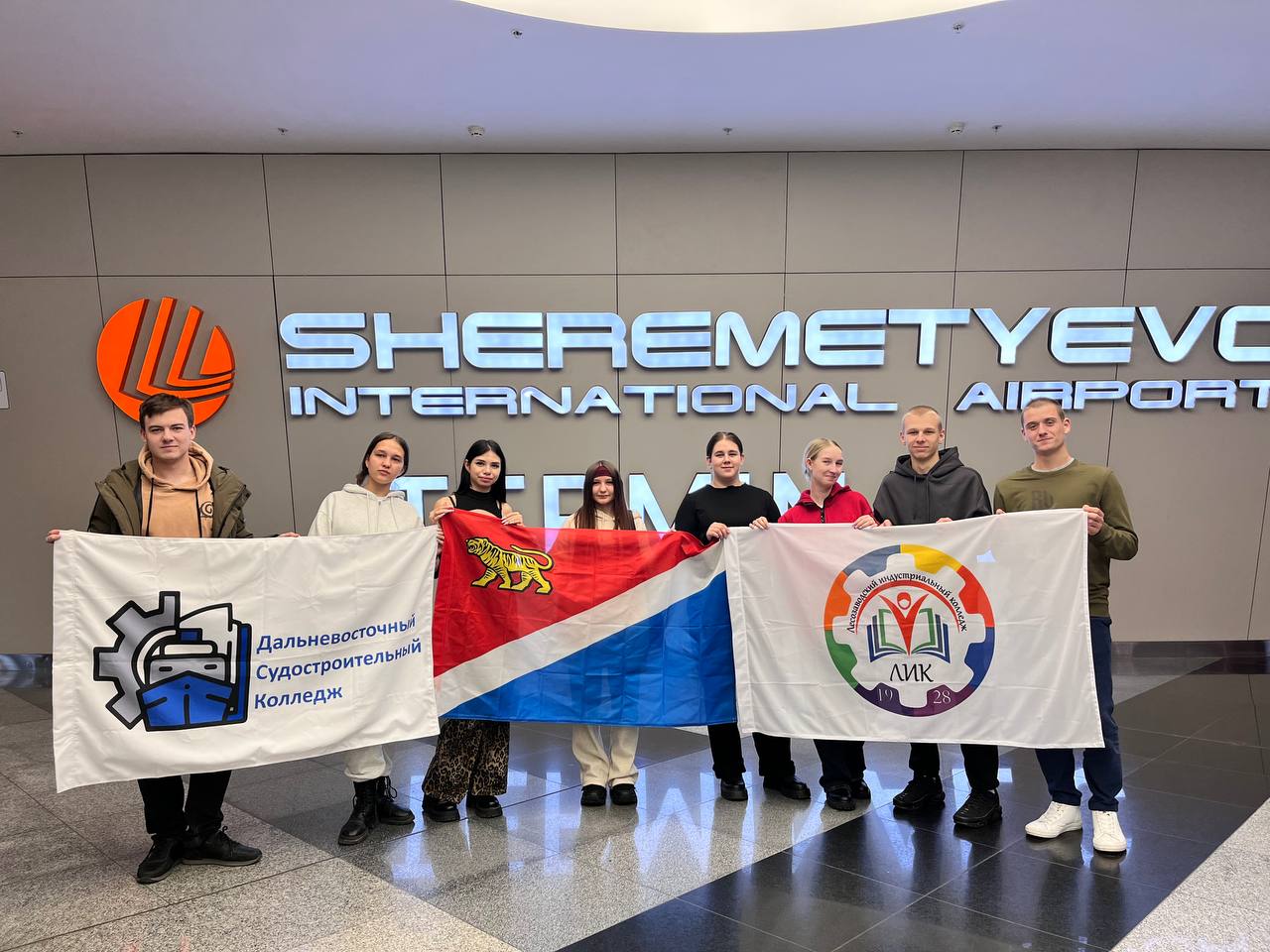 Студенты Приморья на финале Всероссийского проекта Первый студенческий С 17 по 20 ноября в Москве пройдет финал Всероссийского проекта Первый студенческий Проект реализуется Движением Первых и направлен на комплексное развитие и поддержку студенчества в России а также на ценностное и патриотическое воспитание По результатам регионального этапа который прошел в сентябре этого года в финал прошли Команда Дальневосточного судостроительного колледжа Сердце Большого Камня Команда Лесозаводского индустриального колледжа Ликовцы  На региональном этапе командам предстояло разработать и защитить социально полезные проекты а также разработать план деятельности первичного отделения образовательной организации На финальном этапе участники поборются за первое место и возможность получить финансирование на реализацию своих проектов Проект Первый студенческий реализуется во всех регионах России в рамках федерального проекта Мы вместе Воспитание гармонично развитой личности национального проекта Молодёжь и дети В этом году в проекте приняли участие более 25 000 студентов из 2 500 профессиональных образовательных организаций и вузов 89 регионов России