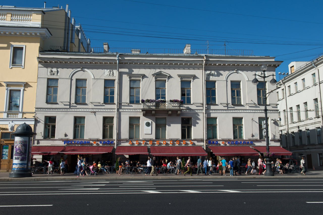 В Смольном пообещали продлить запрет на веранды на Невском проспекте Власти Петербурга не собираются отказываться от запрета на размещение веранд на Невском проспекте сообщили в пресс службе КИО В комитете исключили заключение новых контрактов на размещение веранд на главной улице города в 2026 м и последующих годах Как уточнили в КИО места установки летних кафе на Невском в 2025 м исключены из Схемы размещения нестационарных торговых объектов на основании решений межведомственной рабочей группы комитета по промышленной политике инновациям и торговле по предложениям профильных комитетов Михаил Тихонов ДП Подписаться на DP RU
