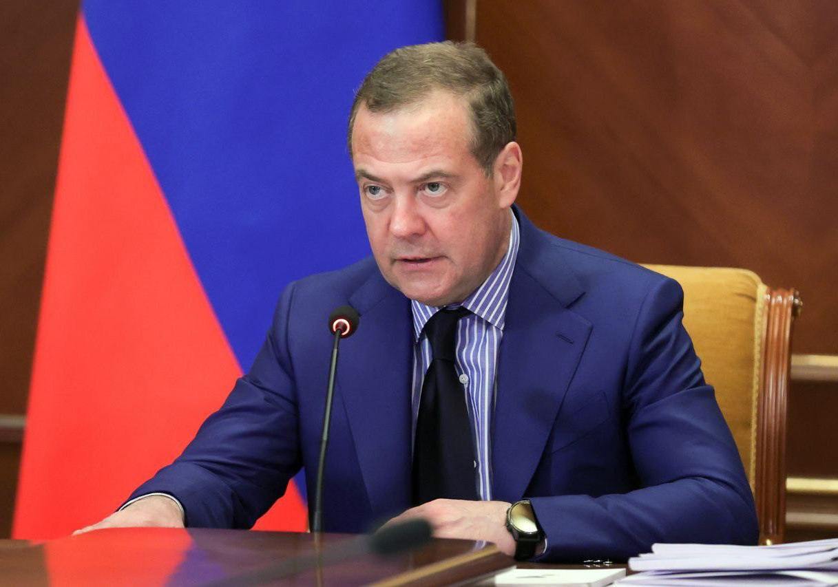 МУС за короткое время превратился в абсолютно бесполезную структуру, заявил Медведев. Он подчеркнул, что МУС достиг вершины бессмыслицы в ордерах на арест глав государств, в том числе Путина. Механизм МУС искажает международное право — это неприемлемо для России как суверенного государства, отметил зампред Совбеза в статье в журнале «Правоведение» СПбГУ. Подписаться Прислать новость Читать аналитику