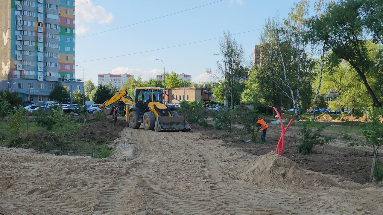 В сквере Защитников Москвы бетонируют основания для пешеходных зон Сквер превращается в современный многофункциональный парк с зонами для отдыха и спорта. Здесь появится всё необходимое для активного времяпрепровождения: просторные площадки для игры в волейбол, баскетбол и теннис, а также увлекательные игровые комплексы для детей. Строители уже завершают важный этап работ — бетонирование оснований будущих площадок. Совсем скоро, в конце июля — начале августа, начнётся следующий этап благоустройства: спортивные площадки покроют мягкой резиновой крошкой, а пешеходные дорожки украсят красивой плиткой. Следите за преображением любимого места отдыха деповчан!