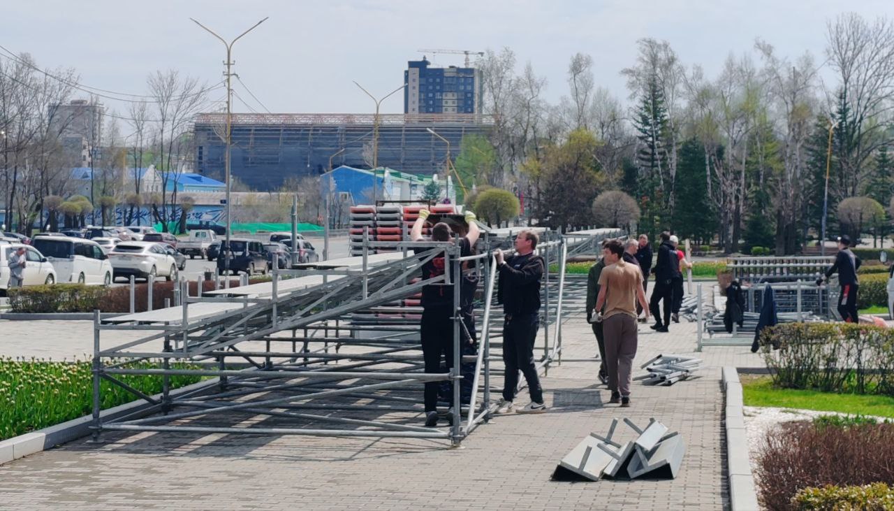 На придворцовой площади в Артёме начался монтаж трибун для почётных гостей праздника 9 Мая. Параду Победы в Артёме быть! Фото: Александр Савинхин.