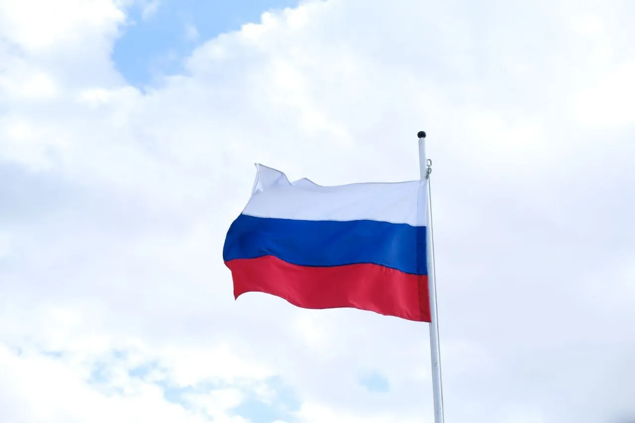 В первом чтении принят законопроект который вносит изменения в ФЗ О Государственном флаге РФ Согласно документу Государственный флаг России будет постоянно вывешен на государственных и муниципальных объектах спорта Кроме того российский флаг в случае окончательного одобрения закона будет присутствовать во время проведения официальных физкультурных мероприятий и официальных спортивных соревнований ЕдинаяРоссия Астрахань депутатАюпов ЕР30 Госдума