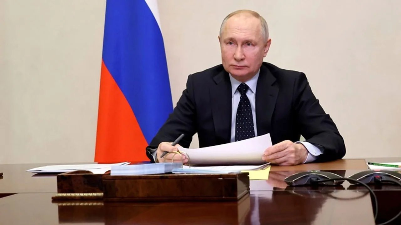 Кремль: Владимир Путин поручил поддержать развитие российского мессенджера, в том числе обеспечить в нём доступ к Госуслугам  Также уточняется, что Президент России поручил обеспечить устойчивость Рунета, в том числе для бесперебойной работы отечественного мессенджера.  #Россия #Путин #поручения #Рунет #мессенджер