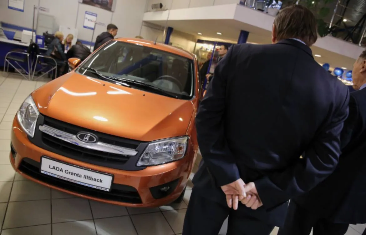 Около 9 зарплат придётся отложить петербуржцам для покупки Lada Granta следует из данных исследования Авито Авто и Авито Работа сделанного для РИА Новости Быстрее всех на автомобиль накопят жители Мурманской области где средние зарплатные предложения составляют 114 тыс рублей Республики Карелия 108 тыс рублей и Рязанской области 107 тыс рублей В этих регионах Lada Granta в возрасте 3 6 лет с пробегом стоит от 711 тыс до 721 тыс рублей и копить на неё нужно от 6 2 до 6 6 месяца В Москве на машину понадобится 7 4 окладов В среднем по России зарплатное предложение составляет 74 1 тыс рублей так что для покупки Lada Granta с пробегом россиянам в среднем потребуется почти 10 зарплат Пётр Ковалёв Подписаться на ДП в Telegram MAX