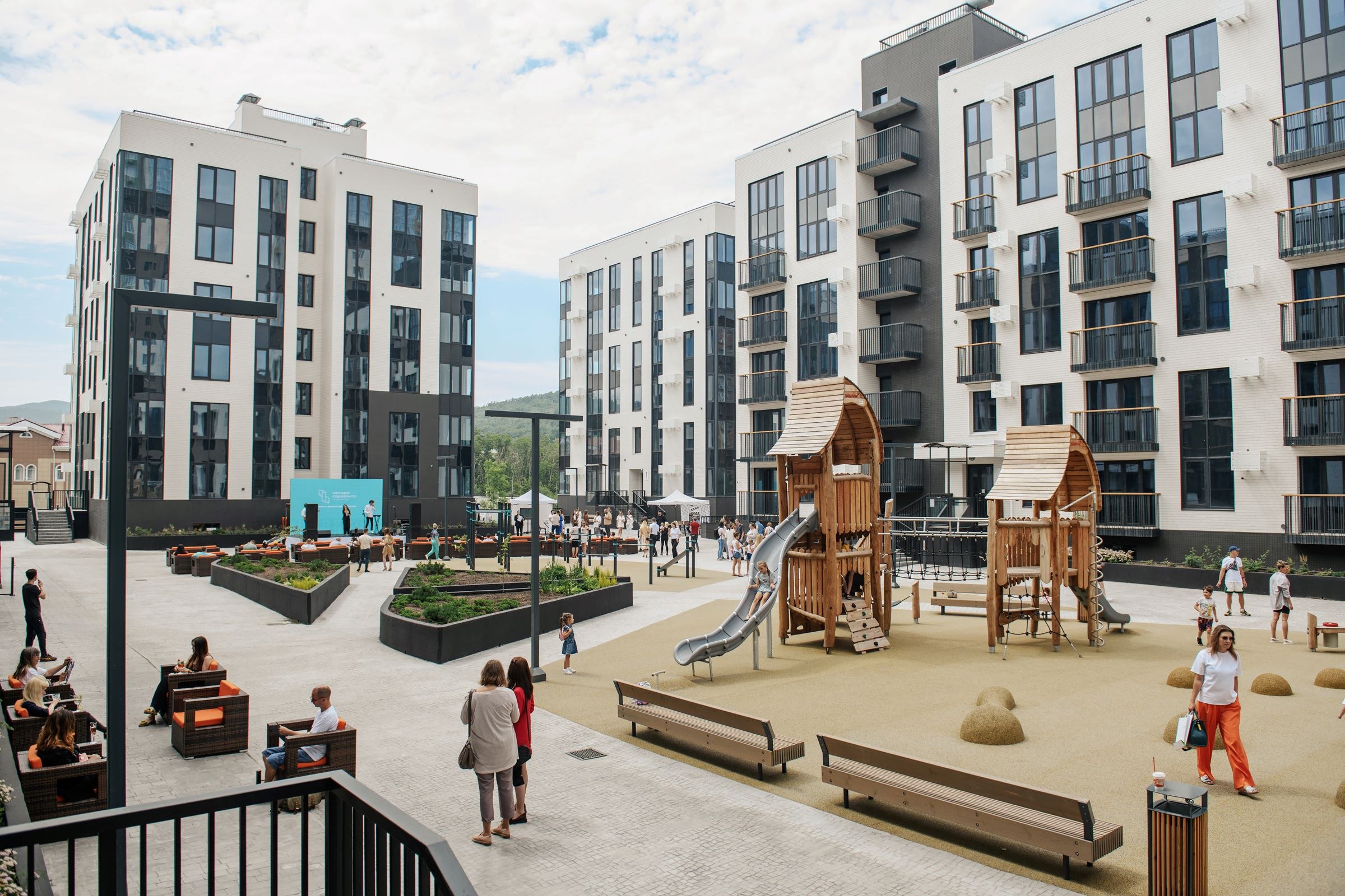 Дальний Восток и Арктика Минвостокразвития РФ VK 47 тысяч семей взяли Дальневосточную ипотеку в 2025 году С 2020 года жилье по льготной ставке приобрели 188 тысяч семей Программа обеспечила 1 трлн рублей инвестиций в строительную отрасль В 2025 году условия расширены на многодетных работников образования земских работников культуры вторичное жилье где нет стройки Подпишитесь на канал Минвостокразвития в MAX   max ru minvostok