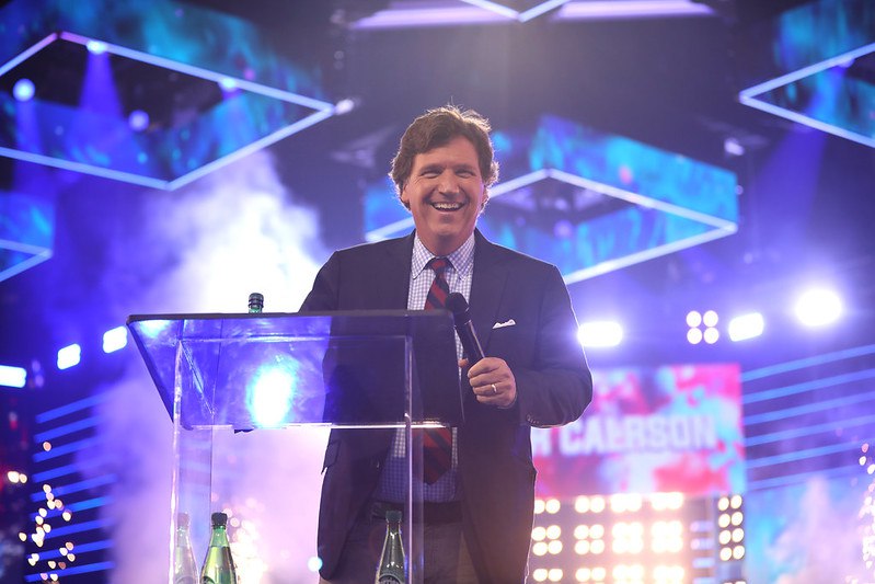 Такер Карлсон начал торговать золотом Бывший ведущий Fox News Такер Карлсон известный своей критикой центробанков и заявлениями о гибели доллара запустил собственный бизнес по торговле драгоценными металлами Как сообщает The Wall Street Journal его компания Battalion Metals продает золотые монеты и слитки с наценкой 2 5 к фьючерсам предлагает доставку на дом и поддержку операций в рамках американских пенсионных счетов IRA Издание подчеркивает что Карлсон выделяется среди обычных продавцов благодаря огромному медийному влиянию после скандального разрыва с Fox News он создал собственную платформу и собрал многомиллионную аудиторию что превращает его бизнес в мощный маркетинговый инструмент   Читайте подробнее на сайте fm invest