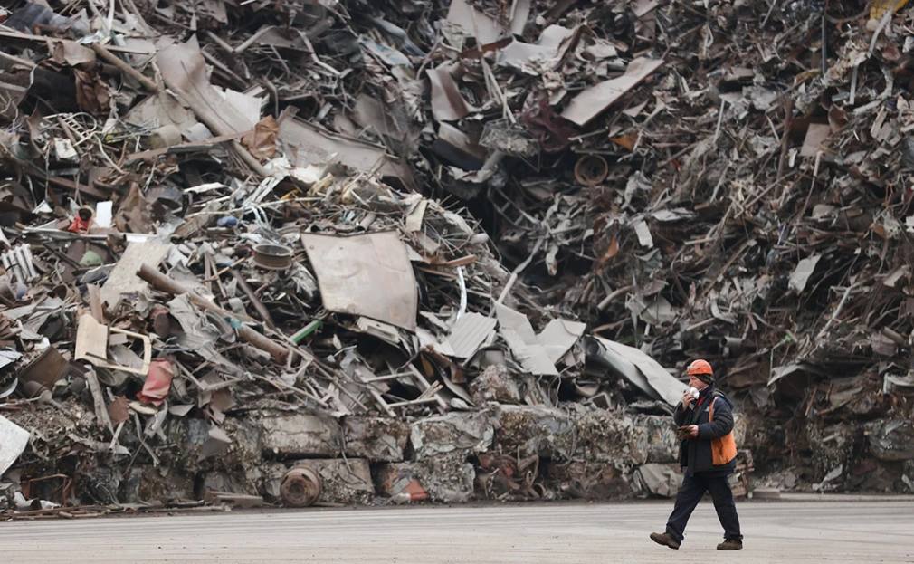 Правительство установило новую квоту на экспорт лома и отходов чёрных металлов С 1 января 2026 года объём квоты на вывоз за пределы Евразийского экономического союза лома и отходов чёрных металлов увеличится и составит 2 2 млн т Постановление Правительства РФ от 27 декабря 2025 г N 2175 О введении тарифной квоты на вывоз за пределы территории Российской Федерации отходов и лома черных металлов в государства не являющиеся членами Евразийского экономического союза подписал михаил Мишустин Такой объём квоты будет действовать до 31 декабря 2026 года Решение позволит участникам отрасли реализовать на внешнем рынке дополнительный объём сырья не востребованный на внутреннем рынке По сравнению с предыдущим решением кабмина принятым в августе 2025 года объём квоты увеличится на 400 тыс т Квота будет распределена Минпромторгом между участниками внешнеторговой деятельности При экспорте лома и отходов чёрных металлов в рамках квоты пошлина составляет 5 но не менее 15 евро за тонну сверх этого 5 но не менее 290 евро за тонну