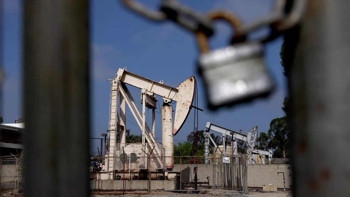 Vitol не верит в байки про снижение спроса на нефть  Крупнейший в мире независимый трейдер энергоносителей Vitol, на который приходится около 7% мировых операций с нефтью, считает, что глобальный спрос на этот энергоресурс не упадет как минимум до 2040 года, говорится в прогнозе компании.  По данным Vitol, мировой спрос на нефть достигнет пика к концу этого десятилетия в 110 млн баррелей в сутки, а затем снизится в 2040 году до текущих уровней в около 105 млн баррелей в сутки.  "Ожидается, что спрос в 2040 году будет на уровне сегодняшнего", — сказано в отчете.  Прогноз Vitol сильно отличается от ожиданий Международного энергетического агентства  МЭА , которое считает, что спрос на нефть достигнет пика в 105,6 млн баррелей в сутки уже в 2029 году.  Более пессимистичный взгляд и у британской BP, которая считает, что спрос на нефть стабилизируется к концу этого десятилетия, а затем упадет примерно до 91,4 млн баррелей в сутки в 2040 году.   Оптимистичный прогноз Vitol появился всего через несколько недель после вступления в должность президента США Дональда Трампа, который взял на себя обязательство увеличить производство нефти.  Компания заявила, что рост населения, экономический рост и урбанизация будут поддерживать спрос на нефть, несмотря на усилия стран сократить выбросов углерода.    Vitol ожидает снижения потребления некоторых нефтепродуктов. Например, к 2040 году мировой спрос на бензин упадет на 4,5 млн баррелей в сутки, в том числе в Китае, который активно переходит на электромобили. Однако снижение будет компенсировано ростом спроса на продукцию нефтехимии в мире, который увеличится на 6 млн баррелей в сутки к 2040 году.