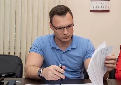Дмитрий Гарцев: В ДНР медицинская помощь станет доступнее Включить Центры первичной медико-санитарной помощи ЦПМСП в систему городских и районных больниц - такое распоряжение Правительства ДНР. Нововведение направлено на улучшение качества и доступности медицинских услуг для жителей. Все поликлиники, амбулатории и медпункты продолжают работать на тех же местах и по тем же адресам. Люди, как и раньше, будут получать помощь там, где привыкли — без изменений, - подчеркнул руководитель Минздрава ДНР Дмитрий Гарцев.