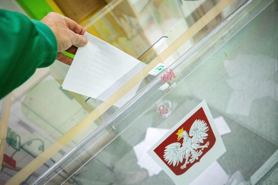 В общем, пока на выборах всё довольно спокойно — местами выпившие члены избирательной комиссии, но это дело привычное. А вот в Тарнуве многие избиратели пришли к выводу, что бюллетени были подделаны, потому что у них был отрезан верхний угол. Похожий прикол был у немцев, если помните. Председатель PKW Сильвестр Марциняк поспешил заявить, что правый верхний угол отсечён во всех бюллетенях, поскольку облегчает выбор для тех, кто использует накладки для бюллетеней, написанные шрифтом Брайля. #Польша #выборы — Польша не заграница