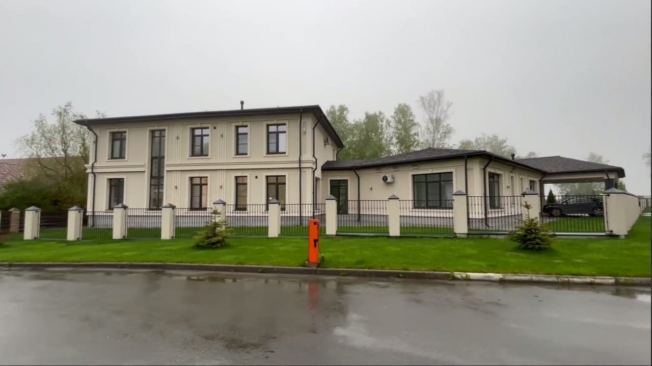 Оперативниками УФСБ задержан начальник подразделения ГУ МВД Южного Урала Полковника внутренней службы подозревают в получение взятки и превышении должностных полномочий. Оперативники УФСБ России по Челябинской области, сегодня задержали начальника ФКУ «Центр хозяйственного и сервисного обеспечения ГУ МВД России по Челябинской области», ранее занимавшего должность руководителя ГАИ УМВД России по Челябинску. Также задержан учредитель ООО «Капиталстрой», подозреваемый в даче взятки. Как рассказали в УФСБ региона в период с 2018 по 2023 годы занимая должность начальника отдела ГАИ, неоднократно получал взятки от коммерсанта за непривлечение его к административной ответственности при нарушении законодательства при эксплуатации автомобильного грузового транспорта. «Только по одному из выявленных эпизодов сумма взятки превысила более 1 млн рублей», – подчеркнули в пресс-службе УФСБ. В свою очередь, в СУ СК рассказали, что кроме денег полицейский получил автомобили «Volvo S80» и «Toyota Camry», строительный материал, бытовую технику. В следственном комитете на обоих коррупционеров возбуждены уголовные дела, ведутся следственные действия при участии ОРЧ СБ ГУ МВД России по Челябинской области.