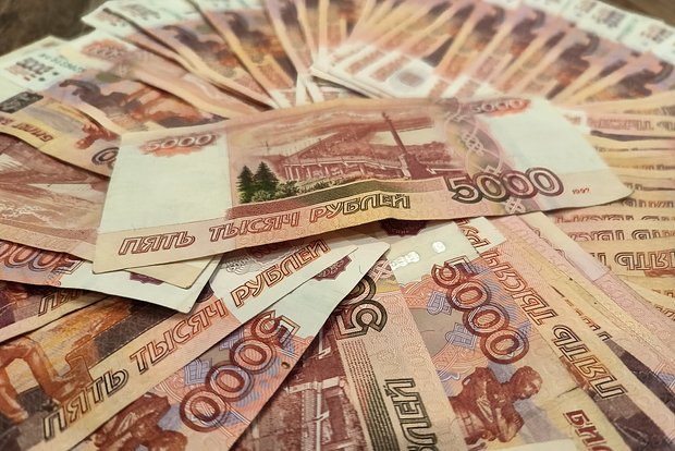 Власти Ростовской области возьмут 24 4 млрд рублей в кредит чтобы покрыть дефицит бюджета Общая сумма процентов по всем кредитам может достичь почти 15 млрд рублей Предельная ставка установлена на уровне 20 5 годовых Она является плавающей и будет зависеть от ключевой ставки Банка России Полученные средства направят на две основные цели финансирование дефицита областного бюджета и погашение ранее взятых долговых обязательств региона В ноябре 2024 года тогда еще врио главы региона Юрий Слюсарь выступал резко против привлечения кредитов для покрытия дефицитов бюджета Кредиты сейчас слишком дорогие чтобы рассчитывать на внешнее финансирование Кредиты под 25 и частному предпринимателю не пожелаешь не то что бюджету региона Поэтому этот канал для нас закрыт отмечал тогда Слюсарь