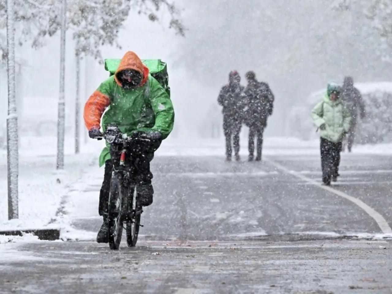 За пять лет работодатели в России удвоили зарплатные предложения В 2020 году работодатели в среднем предлагали около 41 000 рублей а в 2025 году уже больше 80 000 Самый резкий скачок у курьеров и водителей Курьерам теперь готовы платить до 143 000 рублей вместо прежних 36 000 водителям до 150 000 вместо 49 000 Такой рост объясняют острым дефицитом персонала и взрывным развитием онлайн торговли и доставки Спрос на людей оказался выше чем предложение и бизнесу пришлось поднимать ставки чтобы вообще найти работников Но если убрать эффект инфляции картина выглядит скромнее Реальный рост доходов за пять лет оценивается примерно в 24 При этом средняя начисленная зарплата по стране к апрелю 2025 года достигла 99 4 тыс рублей против 51 тыс в 2020 году