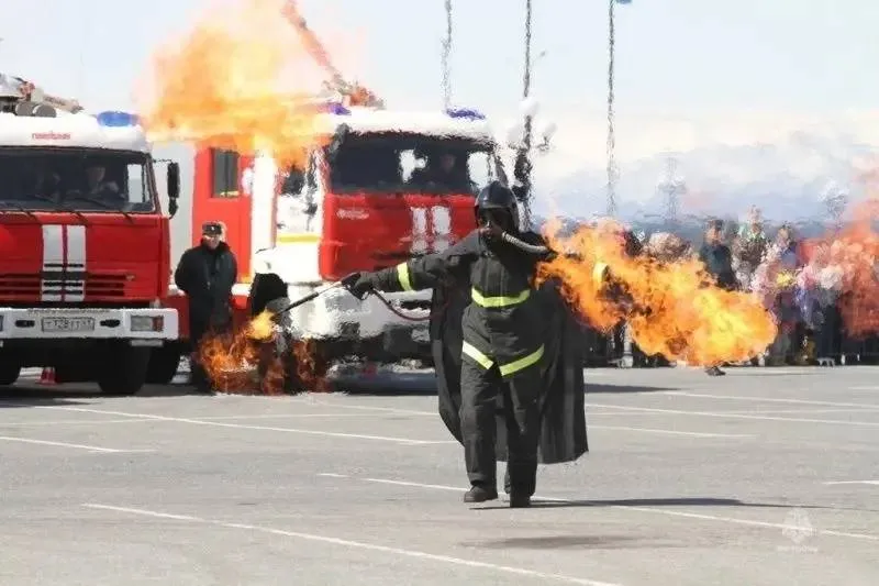 Жителей и гостей города приглашают на День пожарной охраны 25 апреля В субботу 25 апреля на главной площади в центре Петропавловска Камчатского состоится праздник посвященный 377 ой годовщине со дня образования пожарной охраны России Начало в 12 00 Открытие праздника начнется с поднятия флага Российской Федерации с помощью автолестницы Гостей ждут показательные выступления пожарных тушение огня водой и пеной шоу поющих фонтанов и полюбившийся зрителям Пожарный вальс синхронные движения пожарных машин под музыку На площади также пройдет посвящение в молодые пожарные Кроме того в течение всего празднования будет работать выставка современных и раритетных образцов пожарной техники пожарно технического вооружения и аварийно спасательного оборудования У посетителей будет возможность познакомиться с устройством машин сделать фото в кабине Добавим что для обеспечения безопасности по периметру территории проведения мероприятия будут организованы пункты пропуска с арочными металлодетекторами где будут проводиться досмотровые мероприятия Гостям праздника запрещено проносить алкоголь опасные вещества и предметы использовать пиротехнику и квадрокоптеры Подписывайтесь на наш канал МАКС День пожарной охраны