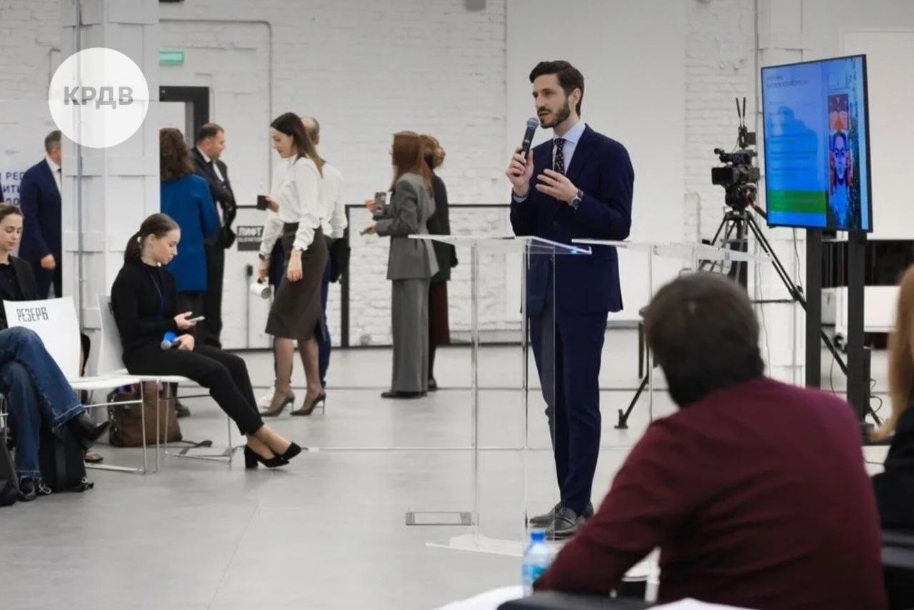 КРДВ представила макроэкономическую модель развития креативной экономики Дальнего Востока на презентации региональных стратегий в АСИ КРДВ   представила макроэкономическую модель развития креативной экономики ДФО на презентации региональных стратегий прошедшей в Агентстве стратегических инициатив АСИ в Москве Мероприятие объединило 13 регионов России представивших стратегии развития креативных индустрий до 2030 года с общей целью увеличения их вклада в ВВП страны до 6 Гасан Гасанбалаев исполнительный директор по социальному развитию КРДВ обозначил стратегию развития креативных индустрий Дальнего Востока основанную на макрорегиональном подходе который позволяет учитывать масштаб территории и плотность населения В рамках единой экосистемы регионы ДФО развивают чёткую специализацию Якутия IT и кино Приморье современное искусство и моду Камчатка документальное кино Бурятия музыку и аудиоконтент Такая модель формирует межрегиональную кооперацию и выстраивает производственные цепочки между субъектами повышая конкурентоспособность отрасли в целом Стратегия развития креативных индустрий ДФО нацелена на превращение Дальнего Востока в лидера креативной экономики России с устойчивым экспортом в Азию Она реализуется через создание физической и цифровой инфраструктуры включая сеть из 11 креативных кластеров развитие системы непрерывного образования школа колледж вуз предприятие и внедрение новых финансовых инструментов Особое внимание уделяется трем приоритетным индустриям кино и анимации моде и дизайну архитектуре и урбанистике Целевые показатели амбициозны к 2036 году планируется увеличить долю креативной экономики в ВРП ДФО до 8 выручку резидентов креативных кластеров до 50 млрд рублей а общую долю занятых в креативной экономике с 9 до 15 креативныйДальний