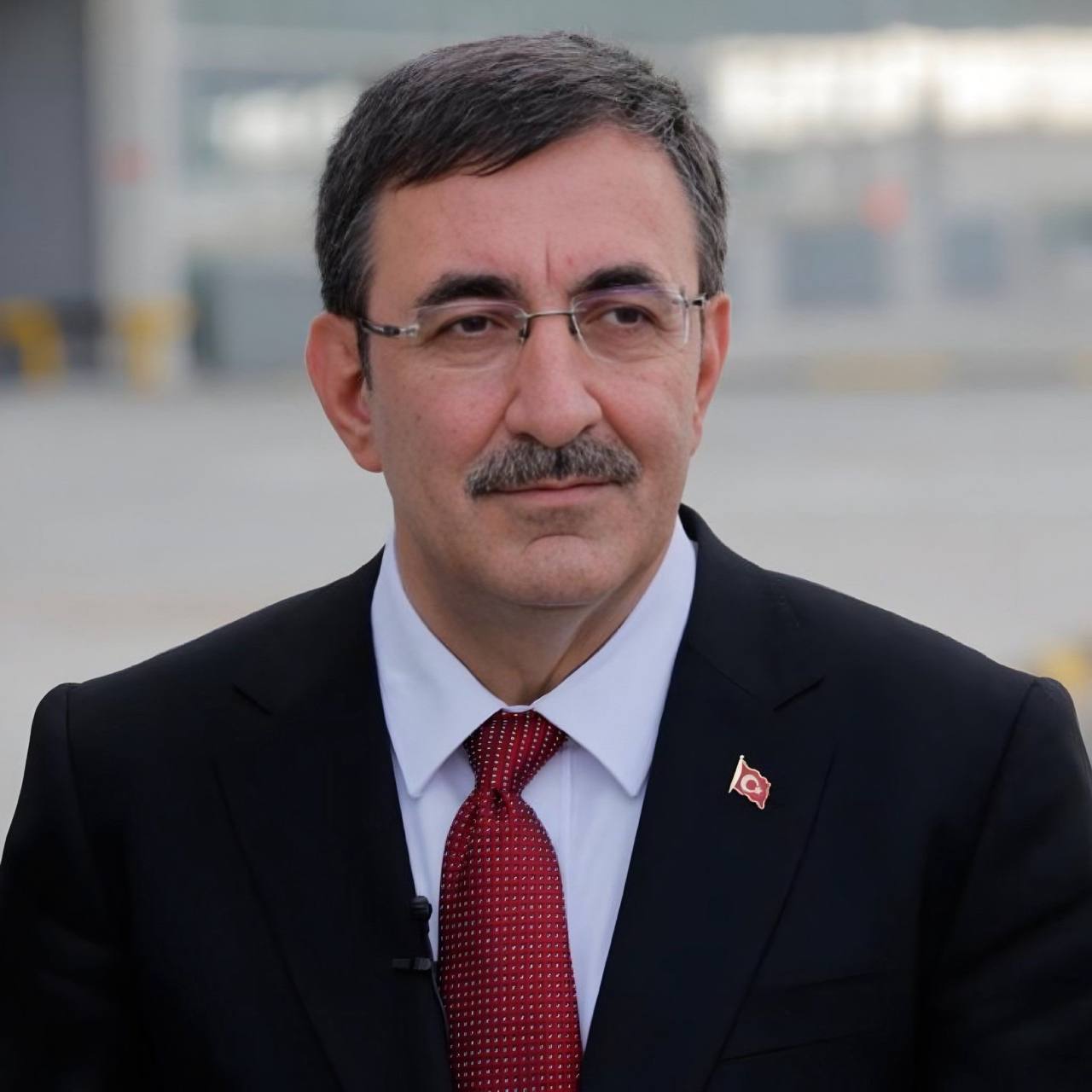 Вице президент Турции Джевдет Йылмаз возложил ответственность за неблагоприятную экономическую ситуацию на турецких граждан потомучто они не доверяют государству скупают доллары и золото и держат их под подушкой Если бы нам удалось вовлечь в систему скрытые валютные и золотые сбережения нашего народа показатель риска у нас был бы намного ниже