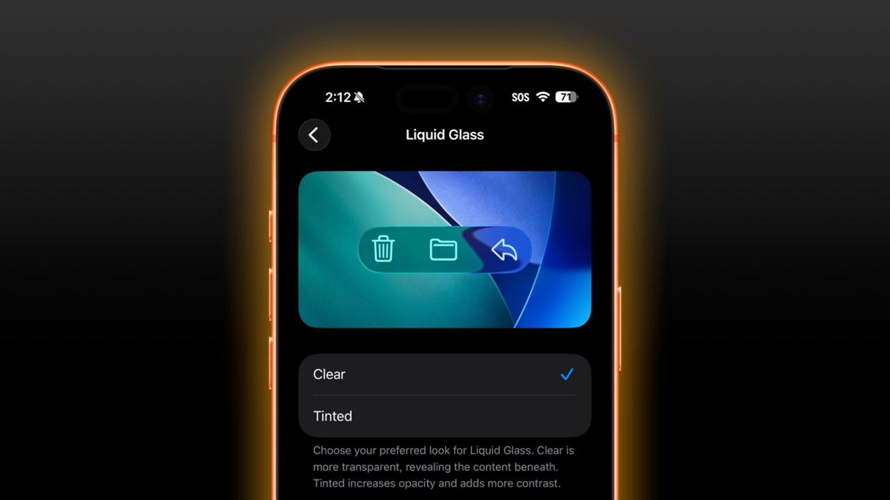 Apple сдалась в iOS 26 1 можно настраивать прозрачность Жидкого стекла В четвёртых бета версиях iOS 26 1 iPadOS 26 1 и macOS 26 1 Apple представила новую опцию позволяющую пользователям настраивать внешний вид интерфейса Liquid Glass Новый тумблер позволяет выбирать прозрачный или тонированный вид Жидкого стекла По умолчанию в системе стоит Прозрачный режим который отображает фон под кнопками панелями и меню Тонированный уменьшает прозрачность Liquid Glass и добавляет контрастности Немного напоминает более матовый эффект Опцию можно найти в iOS и iPadOS в разделе Настройки Экран и яркость а на Mac Системные настройки Внешний вид Снижение прозрачности и контрастности применяется к Liquid Glass во всей операционной системе включая приложения и уведомления на экране блокировки Релиз iOS 26 1 ожидается в ближайшие пару недель iguides
