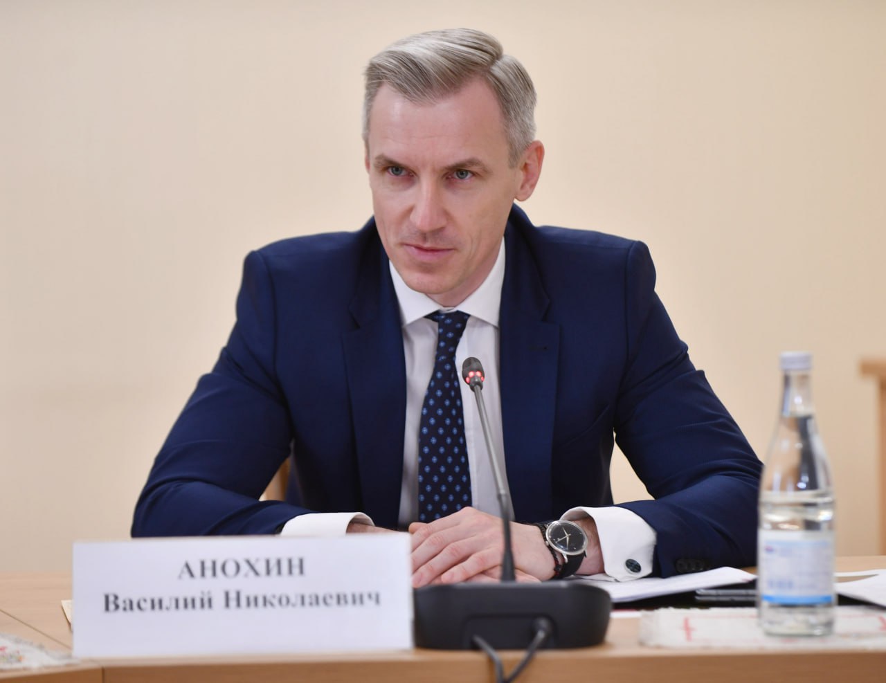 Сделан ещё один важный шаг в реализации совместных проектов с белорусскими партнёрами. Этим вопросам было посвящено совещание с участием Государственного секретаря Союзного государства Сергея Юрьевича Глазьева, Главы Администрации Президента Республики Беларусь Дмитрия Николаевича Крутого, Чрезвычайного и Полномочного Посла Республики Беларусь в Российской Федерации Александра Николаевича Рогожника, членов Правительства Смоленской области и руководителей органов власти Республики Беларусь.   Основные итоги совещания.  • В ближайшее время утвердим план создания совместного селекционно-семеноводческого центра льноводства в нашей области. Ключевые участники проекта – Смоленская государственная сельскохозяйственная академия и Институт льна в Белоруссии.  • Определили дальнейшие действия по созданию в регионе совместного с МАЗ центра по обслуживанию низкопольных перронных автобусов. На текущем этапе для размещения будущего предприятия формируется земельный участок.  • Договорились усилить сотрудничество в сфере строительства. Рассмотрим возможность участия белорусских специалистов в реализации инфраструктурных проектов на территории нашей области.   • Обсудили ход создания туристско-информационного центра Союзного государства в Смоленске для увеличения взаимного турпотока. В настоящее время разработана научно-проектная документация для обновления здания бывшего кинотеатра "Октябрь", где расположится организация. Также предложили уже сейчас начать работу для открытия филиала регионального ТИЦ в Минске.   • Еще одна тема – приобретение Смоленской областью белорусской пассажирской техники и станкостроительной продукции. Проработаем вопросы сотрудничества для подготовки профессионалов в сфере авиастроения.  Совещание было плодотворным, определены конкретные планы дальнейшей работы. Благодарю Сергея Юрьевича, Дмитрия Николаевича и Александра Николаевича за поддержку в укреплении сотрудничества Смоленской области с Республикой Беларусь.