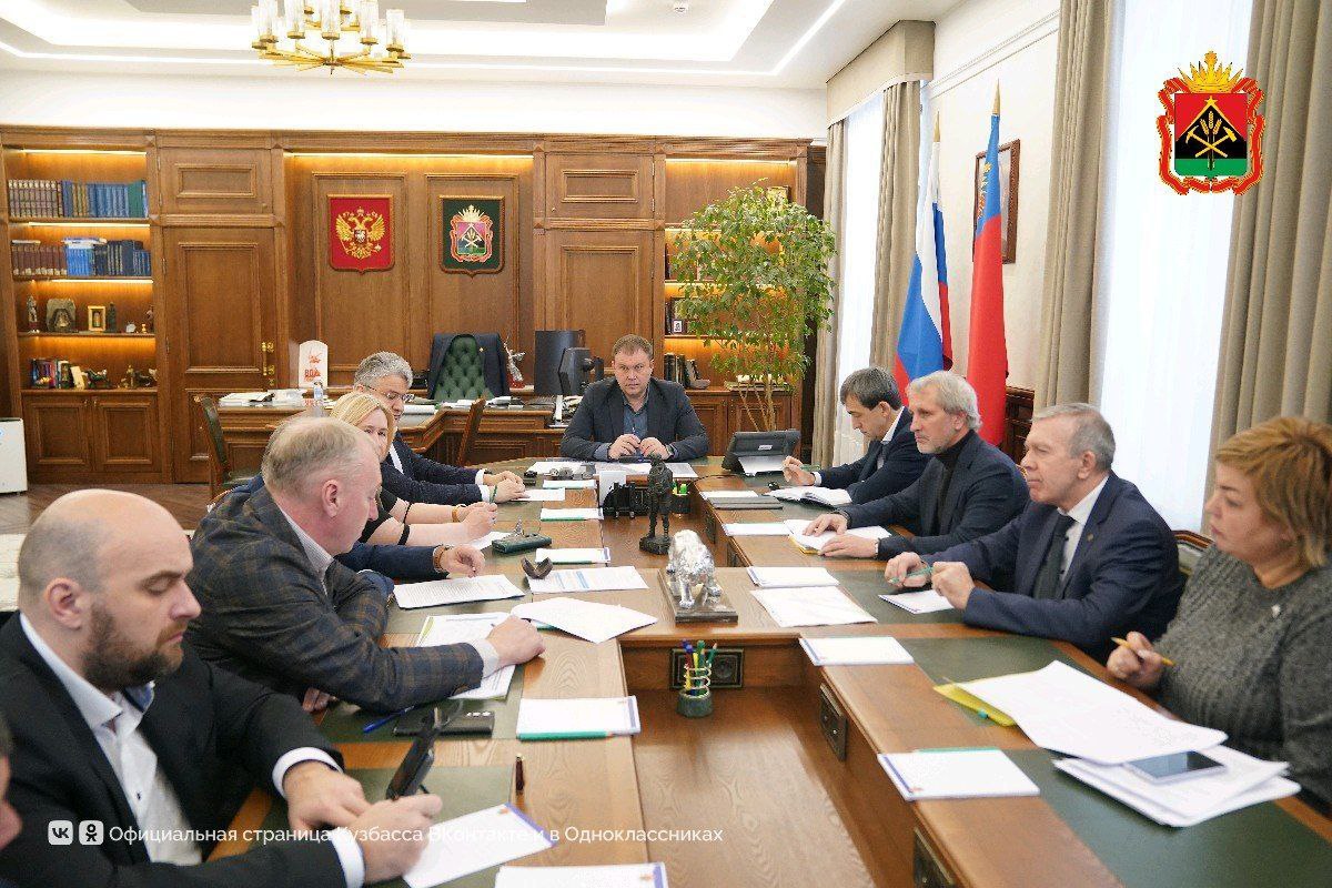 В Тайгу поступит дополнительное оборудование для углубленной очистки воды Илья Середюк провел совещание по ситуации с водоснабжением в городе Тайга Поручил организовать закупку дополнительного оборудования для углубленной очистки воды До конца января оно поступит в город Его необходимо оперативно смонтировать и запустить Для этого направим в Тайгу бригады аварийно восстановительного отряда сказал Илья Середюк На водозаборе система была рассчитана на очистку воды с содержанием марганца в пределах 25 ПДК Однако его концентрация в реке достигла 40 ПДК что превысило возможности очистных сооружений На текущий момент организован подвоз питьевой воды для населения и в соцобъекты график размещен в социальных сетях главы города Начисление за холодную воду для населения в данный период производиться не будет Перерасчет платы выполнят автоматически подчеркнул губернатор Кузбасса Подписывайтесь на Кузбасс Официально в МАХ