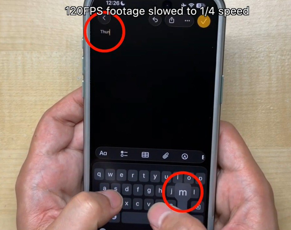 На клавиатуре iPhone невозможно писать без опечаток Пользователь iPhone устав от постоянных опечаток при наборе текста провёл необычный эксперимент Он записал процесс работы с клавиатурой на камеру в режиме замедленной съемки чтобы детально изучить механизм возникновения ошибок Результат оказался неожиданным и подтвердил его опасения Анализ видео показал что сенсорный экран устройства регистрирует нажатия некорректно Вместо буквы на которую пользователь фактически нажимал iPhone часто вводил символы с соседних клавиш Это происходило систематически а не было случайными единичными сбоями Опубликованный им видеоролик быстро собрал десятки откликов от других владельцев iPhone Многие люди подтвердили что столкнулись с аналогичной проблемой после обновления операционной системы Похожие инциденты стали массово фиксироваться в последние несколько недель Наиболее вероятной причиной сбоя пользователи считают ошибку в новой версии iOS 26 iguides
