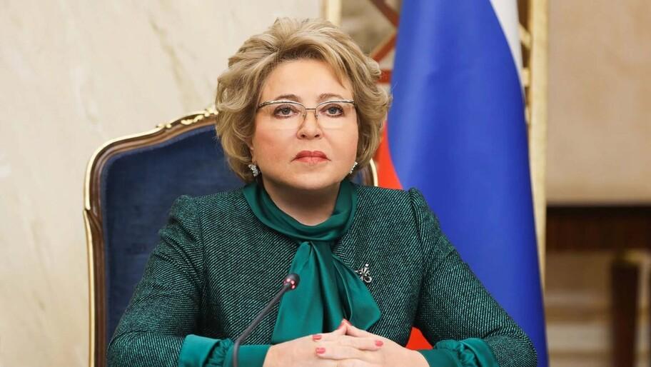 Матвиенко приветствовала участников ТИЭФ отметив кооперацию с СНГ и в Азии Представители руководства и деловых кругов исторических регионов не должны в деловой кооперации замыкаться лишь на внутри России а смело выходить с предложениями к странам СНГ Ближнего Востока и Азии Об этом говорится в приветствии председателя Совета Федерации Валентины Матвиенко к участникам Таврического инвестиционно экономического форума которое зачитал зампред Совфеда Николай Журавлев Не менее важна и международная составляющая форма межрегиональная и межгосударственная кооперация выстраивание взаимовыгодных отношений с участниками СНГ странами Ближнего Востока и Азии являются залогом динамичного развития наших новых регионов отметила Матвиенко Она подчеркнула что огромную роль в этом играет консолидация усилий органов государственной власти предпринимательских и научных кругов институтов гражданского общества и общественных организаций Председатель Совфеда выразила уверенность что форум пройдет в конструктивной атмосфере и послужит установлению деловых контактов выработке эффективных механизмов стимулирования экономического роста в исторических регионах Желаю продуктивного общения и всего самого доброго заключила Матвиенко