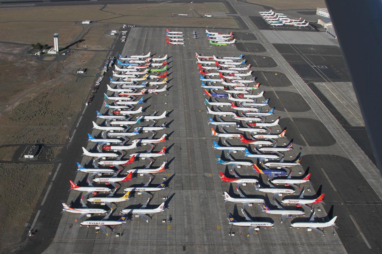 Boeing закрыл одну из страниц шестилетнего кризиса с 737 MAX В августе компания Boeing передала Air China последний из примерно 450 самолётов 737 MAX которые находились на хранении в а п Аэропорт Грант Каунти Мозес Лейк MWH KMWH в штате Вашингтон после всемирного запрета на их полётов в 2019 году Последним законсервированным бортом оказался Boeing 737 MAX 8 737 8 с серийным номером 60923 и б н B 20DJ Его передача знаменует конец шестилетнего хранения которое превратилось в наглядное напоминание о проблемах Boeing В компании отмечают что возвращение всех ранее застрявших самолётов клиентам важный шаг к нормализации программы и восстановлению доверия к модели Однако для Boeing это не завершение пути производственные сбои вопросы качества и продолжающийся надзор со стороны FAA остаются вызовами с которыми концерну ещё предстоит справиться AviaNews