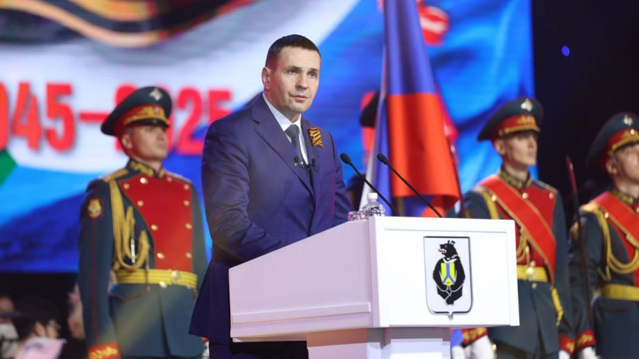 Дмитрий Демешин: «Память и уважение к защитникам Отечества, их семьям – наш фундамент и залог новых побед» В рамках торжественного собрания, посвящённого 80-й годовщине Дня Победы в Великой Отечественной войне, губернатор Хабаровского края Дмитрий Демешин поздравил ветеранов, вдов участников войны и детей военного времени. Обращаясь к участникам собрания, глава края подчеркнул, что с первых дней объявления войны наш регион стал воюющим Дальневосточным фронтом. В те годы Хабаровский край объединял Амурскую, Нижнеамурскую, Сахалинскую, Камчатскую, Еврейскую автономную области, Чукотский национальный округ. На фронт с этих земель ушли более миллиона человек. «Своё веское слово сказали дальневосточники во всех решающих сражениях Великой Отечественной войны. В битве под Москвой 20 стрелковых дивизий и восемь танковых соединений дальневосточников приняли участие в разгроме немцев под Москвой», – сказал губернатор. В канун Дня Великой Победы губернатором региона было принято решение о награждении ветеранов Великой Отечественной войны и участников специальной военной операции. Звание «Почётный гражданин Хабаровского края» присвоено ветерану ВОВ Юрию Михайловичу Ласькову – за заслуги в общественной деятельности, направленной на нравственное и патриотическое воспитание молодежи. Почётным знаком «Заслуженный ветеран» были удостоены пять членов ветеранских организаций Хабаровского края. Благодарственных писем удостоены участники СВО Илья Гергерт, Кирилл Желтухин и Сергей Чижов. За некоторых награды получили их семьи, так как военнослужащие в настоящее время исполняют свой долг в зоне специальной военной операции. «Пусть праздник и впредь служит сплочению, придает новые силы в укреплении могущества России. Сердечно поздравляю вас, дорогие ветераны, жители и гости Хабаровского края, с Днем Великой Победы! Победа всегда будет за нами!»,– заключил губернатор края Дмитрий Демешин. Фото: Вячеслав Реутов, Антон Шевченко / Пресс-служба Правительства Хабаровского края