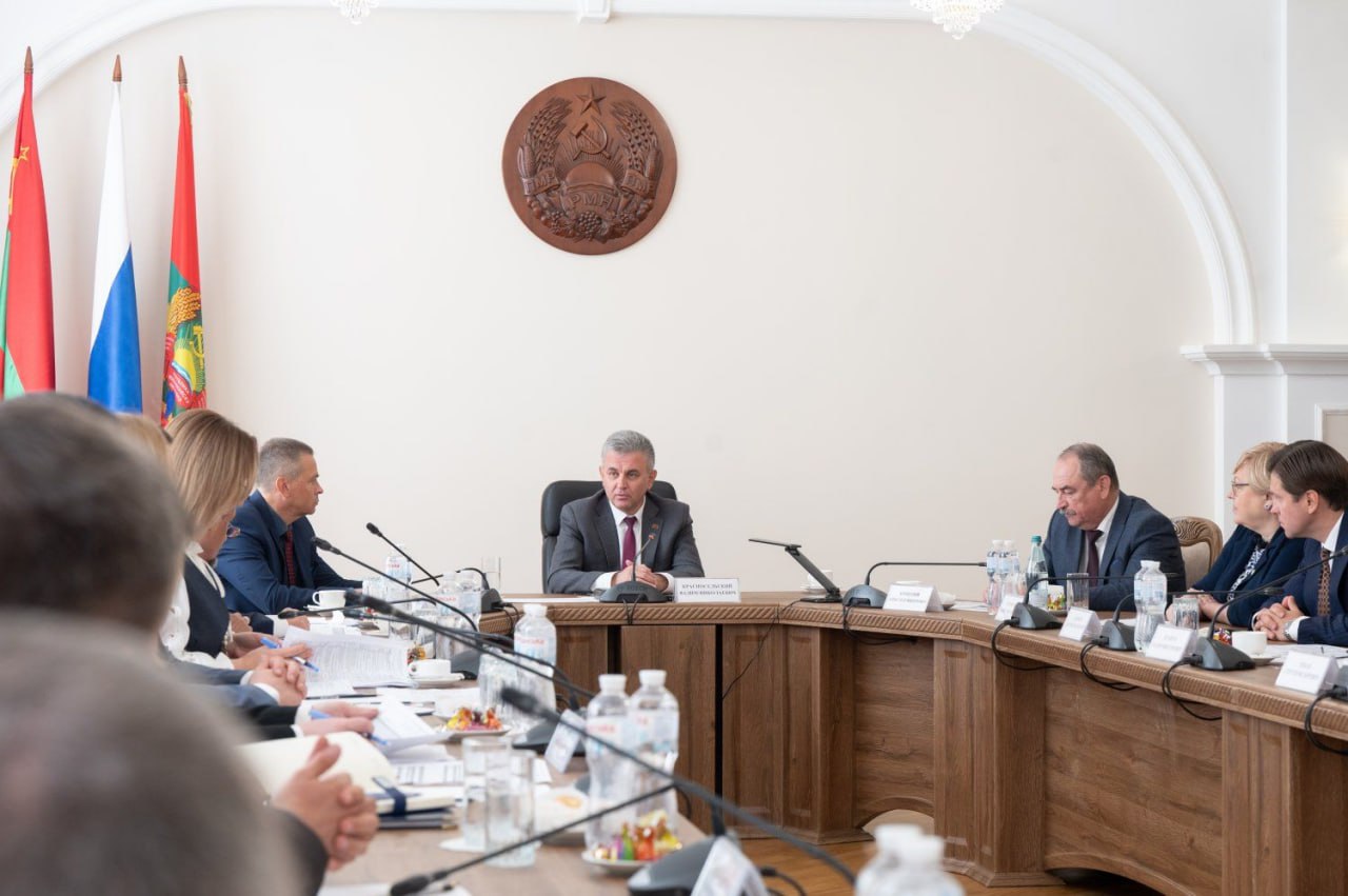 Президент провёл совещание с представителями исполнительной и законодательной власти, посвящённое критической ситуации в экономике и бюджете Из-за энергетического кризиса и геополитической нестабильности промышленное производство сократилось на 43%, внешняя торговля — на 31,5%. Основные источники пополнения бюджета почти исчерпаны, обеспечение энергоресурсами нестабильно, исполнение социальных обязательств становится все проблематичнее. Ситуацию оценивают, как критическую. Вадим Красносельский призвал консолидировать усилия для выработки мер реагирования. По его словам, классических решений, которые ранее позволяли удерживать экономику на плаву, недостаточно. Резервы исчерпаны. Пресс-служба Президента ПМР
