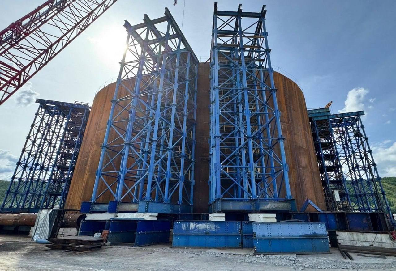 Министр транспорта Якутии оценил ход строительства Ленского моста    Министр транспорта и дорожного хозяйства Якутии Владимир Сивцев посетил площадку, где идет строительство мостового перехода через реку Лену.   Владимир Сивцев высоко оценил темпы и качество выполняемых работ. По его словам, строительство Ленского моста является стратегически важным этапом в развитии региональной транспортной системы.