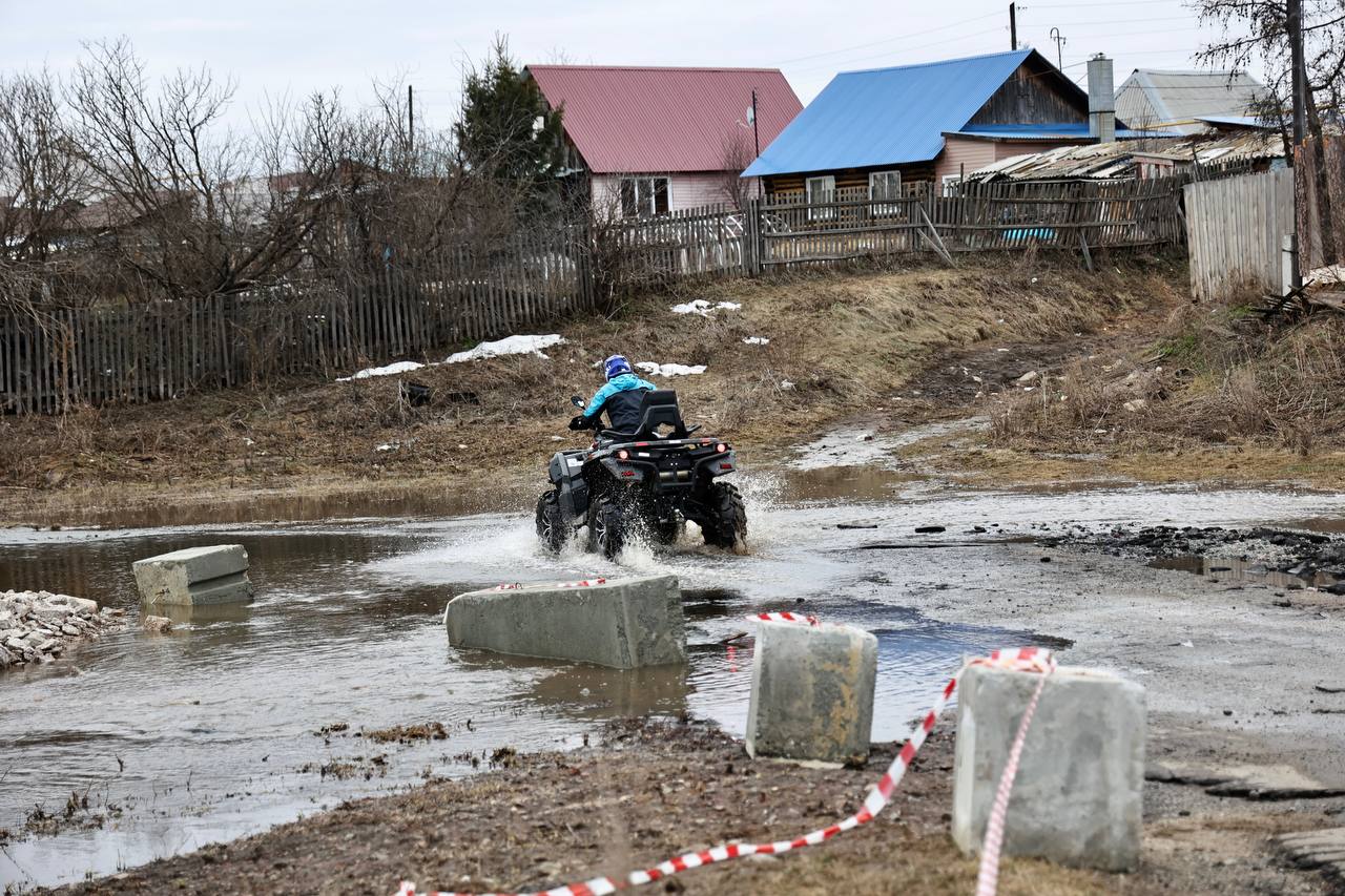 Половодье на Южном Урале началось на 10-12 дней раньше среднемноголетних значений    Процесс снеготаяния ускорил пришедший в регион заряд тепла, но уже со среды ожидается похолодание, что замедлит рост уровня воды в реках, о чем «Губернии» рассказал начальник Челябинского гидрометцентра Валерий Кочегоров. Также он сообщил, какие территории на сегодняшний день остаются в зоне риска.   — В данный момент подъем уровня воды наблюдаем в бассейнах рек Увелка и Уй, то есть в зоне риска там Южноуральск, Троицк, село Степное. Также повышение уровня воды наблюдается в реках юга Челябинской области, — например, в реке Караталы-Аят, — подтопления могут произойти в Брединском и Варненском районах. Сейчас начинает подниматься уровень реки Урал, но там пока не так резко и сильно, — говорит эксперт.