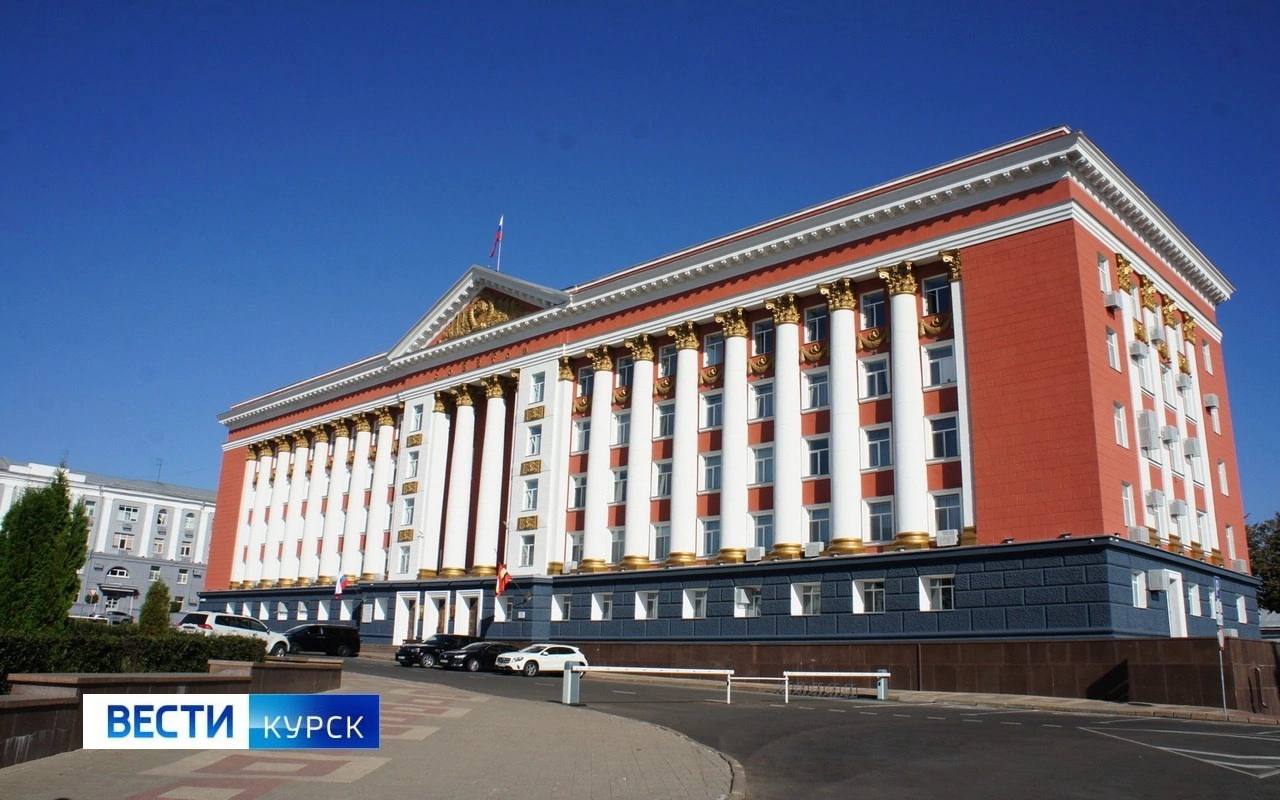 Утверждена структура исполнительных органов Курской области, она претерпела ряд изменений    Губернатор региона сообщил, что в структуру войдут руководитель Администрации региона, 6 заместителей губернатора, 4 заместителя председателя Правительства.     Первым заместителем губернатора - председателем Правительства Курской области назначен Алексей Дедов.     В прямом подчинении главы региона будут Министерство имущества, Министерство финансов и бюджетного контроля, Государственная жилищная инспекция, департамент Администрации Курской области по профилактике коррупционных и иных правонарушений, представительство Курской области при Правительстве РФ, а также Министерство правового обеспечения и Министерство архитектуры и градостроительства, преобразованные из соответствующих департамента и комитета.     Кроме того, создано новое Министерство восстановления и развития приграничья.     Отдельными органами власти станут Министерство внутренней политики и комитет молодёжной политики. Комитет по труду и занятости населения, а также комитет по тарифам и ценам преобразованы в министерства.    «Вести.Курск». Только проверенная информация.