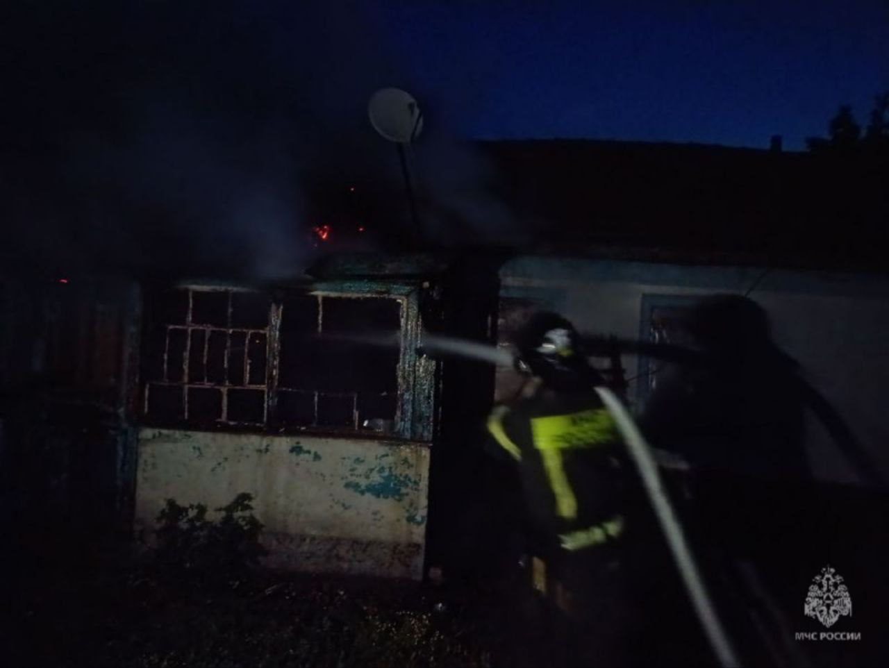 ‼ Пожар в жилом доме произошел в Первоконстантиновке Чаплинского округа "Пять специалистов 12 пожарно-спасательной части ликвидировали возгорание на площади 30 квадратных метров. Погибших и пострадавших нет", — сообщили в ГУ МЧС России по Херсонской области. Причину пожара выясняют дознаватели МЧС России. ПОДПИСАТЬСЯ НА ТАВРИЮ