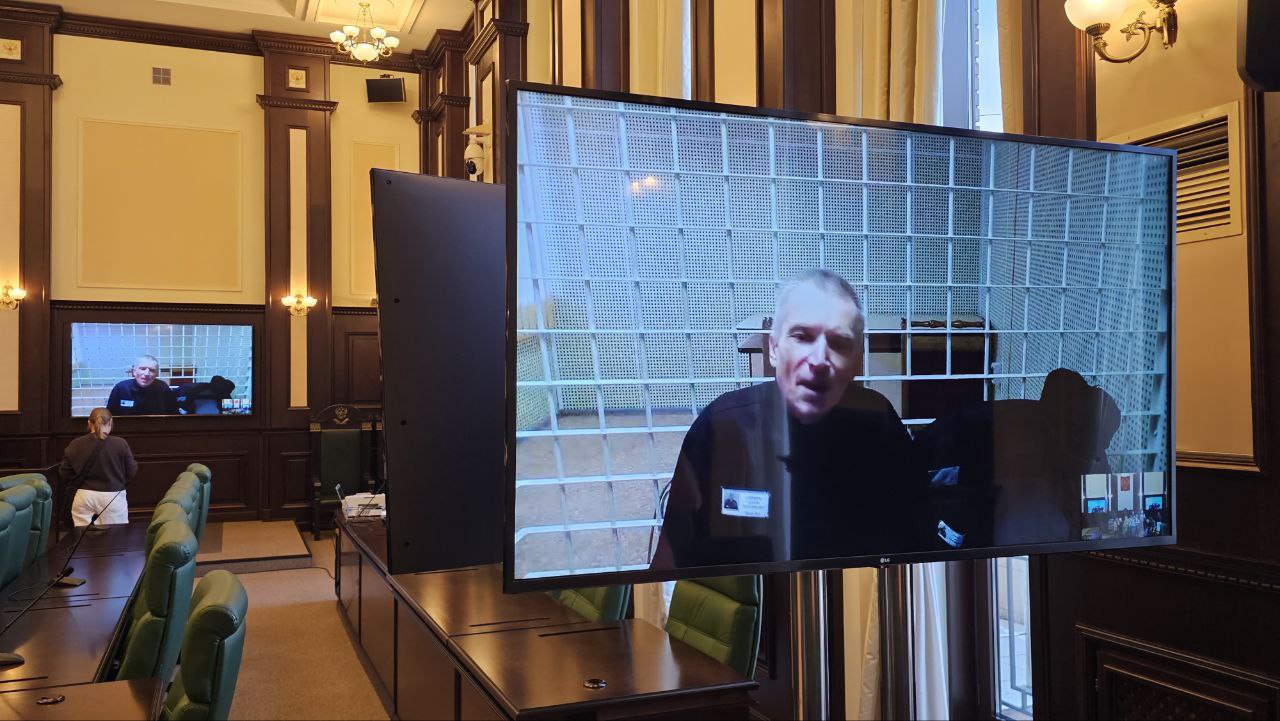 Военная коллегия Верховного суда РФ оставила без изменений второй приговор политзеку Алексею Горинову по делу об оправдании терроризма Кассационная жалоба защиты с требованием прекратить производство и направить дело на новое рассмотрение отклонена передает корреспондент Новой Выступая в суде Алексей Горинов подробно остановился на обстоятельствах при которых по его словам были получены с нарушениями В конце 2022 года после двухнедельного лечения от пневмонии меня не выписали а перевели в палату к рецидивистам Это было сделано вопреки УИК по принципу раздельного содержания лиц ранее отбывавших наказание Их задачей было заводить со мной разговоры о Суды первой и второй инстанций уклонились от оценки законности проведения этого оперативного мероприятия рассказывал Горинов Он подчеркнул что не был инициатором разговоров и в беседах с другими осужденными не упоминал Азов и не давал оценок подрыву Крымского моста Защита настаивала в основу обвинительного приговора положена экспертиза проведенная с грубыми нарушениями закона Кроме того суд исследовал диски неизвестного происхождения с некачественной аудиозаписью Это явное нарушение методики исследования а значит недопустимое доказательство отметила адвокат Алена Савельева Суд также отказался допросить сотрудников колонии принимавших участие в оперативно розыскных мероприятиях Прокурор Игорь Зеленко напротив настаивал на законности приговора заявив что все доказательства по делу являются обоснованными допустимыми и последовательными   В ноябре 2024 года 2 й Западный окружной военный суд на выездных заседаниях во Владимире вынес второй приговор уже осужденному Алексею Горинову по делу об оправдании терроризма ст 205 2 УК из за бесед с соседями по палате в тюремной больнице По версии следствия Горинов в разговоре с другими осужденными якобы оправдывал подрыв Крымского моста а также действия украинского батальона Азов Сам Горинов описывает происходящее иначе как аккуратно выстроенную ловушку По его словам к концу 2022 года он почти завершил лечение когда 31 декабря его перевели в палату к рецидивистам Уже на следующий день туда внесли телевизор непрерывно транслировавший федеральные новости Соседи по палате как утверждает Горинов настойчиво втягивали его в обсуждение увиденного Позже выяснилось что помещение было оборудовано прослушкой Ключевыми свидетелями обвинения стали именно эти соседи Павел Бритиков осужденный за грабеж и Николай Медведев отбывающий срок за изнасилование После соседства с Гориновым оба получили поощрения от администрации колонии Их показания данные на допросах совпадали не только по смыслу но и по формулировкам как будто были написаны под копирку Адвокаты указывали что свидетели знали о записи разговоров и действовали по инструкции силовиков Однако суд эти доводы как и в предыдущих делах Горинова оставил без внимания   Летом 2022 года Горинова осудили в первый раз на 7 лет колонии по статье о фейках об армии за антивоенное выступление на заседании муниципальных депутатов Красносельского района Москвы Позднее срок сократили на 1 месяц На территории РФ признана террористической организацией