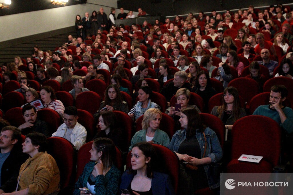 Сборы российского кино в этом году выросли к прошлому на четверть, сообщила РИА Новости министр культуры Любимова.   А в целом кассовые сборы в стране поднялись на 16%.   Министр отметила, что к середине декабря объем российского рынка кинопроката превысил 43 млрд рублей. Из них 77% обеспечено отечественными фильмами.   Отметку в 1 млрд рублей в этом году преодолели 8 российских картин: "Мастер и Маргарита", "Холоп 2", "Бременские музыканты", "Летучий корабль", "Лёд 3", "Сто лет тому вперед", "Огниво" и мультфильм "Три богатыря и Пуп земли".