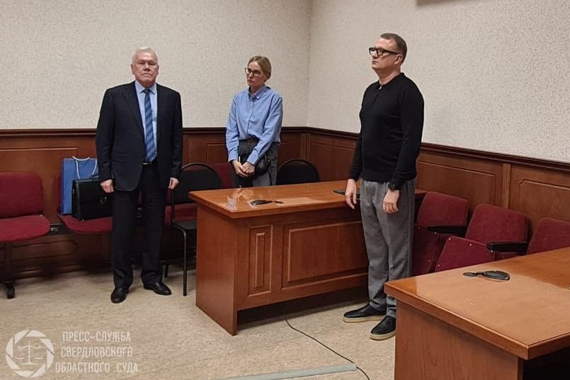 Свердловский областной суд смягчил приговор экс директору Уральского выставочного центра МВЦ Екатеринбург Экспо Игорю Данилову В июле Ленинский суд Екатеринбурга признал его виновным в растрате и злоупотреблении должностными полномочиями а в качестве наказания назначил 5 лет условного лишения свободы и 800 тысяч рублей штрафа Облсуд исключил из приговора злоупотребление и скостил срок наказания на полгода
