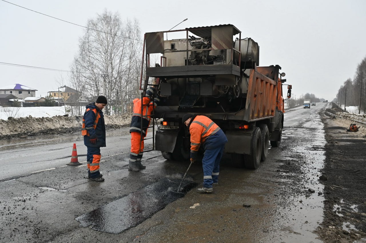 Участок объездной дороги вокруг Ижевска включили в нацпроект и отремонтируют в этом году  Ремонт запланирован на участке от Якшур-Бодьинского тракта до проезда Тепличный. Его общая протяженность - 6,7 километра. Работы будут проводиться в рамках национального проекта «Инфраструктура для жизни» .  «В последние годы со стороны водителей на данную дорогу было много жалоб на ямы и колеи. И сейчас, при постоянных перепадах температур с «плюса» на «минус», ситуация только усугубляется — появляются все новые ямы и выбоины. До начала дорожного сезона мы стараемся поддерживать проезжее состояние этого объекта ямочным ремонтом — пока это единственная мера для ликвидации аварийных ям. Далее приступим к работе по замене дорожного полотна», — рассказала заместитель начальника КУ УР «Управтодор» Екатерина Чарыкова.  В ходе ремонта планируется снять старый асфальтобетон. Вместо него будут уложены два слоя нового износостойкого материала — щебеночно-мастичного асфальтобетона ЩМА-16. Также будут отсыпаны и укреплены обочины, отремонтируют съезды на прилегающие дороги.  Кроме того, на участке дороги в районе СНТ «Ошмес» и съезда в жилой микрорайон «Орловское» планируется капитальный ремонт. Здесь обустроят переходные скоростные полосы движения для поворота налево, выполнят съезды в СНТ и жилой микрорайон, установят светофор и стационарное освещения перекрестка, а также благоустроят новые остановочные комплексы и тротуары к ним. Эти  работы будут проводиться за счет регионального бюджета. Протяженность данного участка - 360 метров.  Фото: udmurt.ru   #Удмуртия #Ижевск