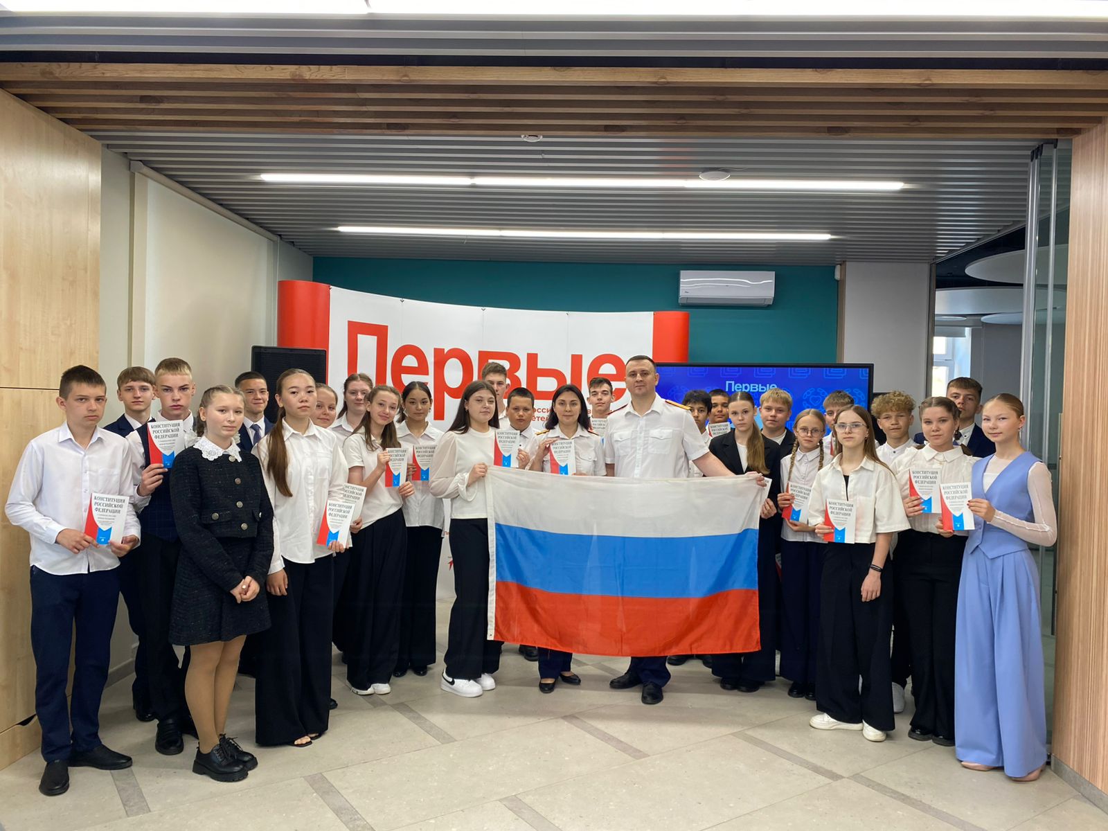 В Тюменской области офицеры СК России провели урок правовой грамотности Представители следственного управления СК России по Тюменской области в штабе "Движение первых" побеседовали с лучшими представителями образовательных учреждений Тюменской области, отмеченными за успехи в учебе и активную общественную деятельность. В рамках мероприятия, приуроченного к вручению паспортов и в преддверии Дня России, сотрудники ведомства провели урок правовой грамотности. Школьникам рассказали о видах преступлений и последствиях их совершения. Участники встречи подробно обсудили вопросы кибербезопасности и методы противодействия мошенникам, использующим социальные сети, Telegram-каналы и другие интернет-ресурсы. Завершив урок правовой грамотности, офицеры сделали особый подарок юным гражданам: 24 школьникам, получившим паспорта, были вручены Конституции Российской Федерации. Этот символический жест призван подчеркнуть важность знания основных законов страны и осознания прав и обязанностей гражданина с самых юных лет.