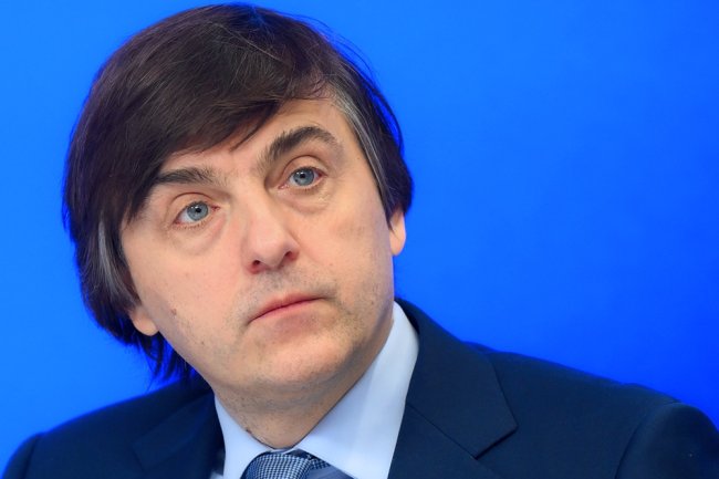 Минпросвещения РФ с 1 сентября 2025 года вводит единые требования по изучению всех предметов в школах. Об этом глава министерства Сергей Кравцов сообщил на ПМЭФ. Министр отметил, что вводятся единые требования по изучению в том или ином классе того или иного предмета, тех или иных тем. Требования коснутся и количества часов. В распоряжении учителей будут соответствующие программы. Нагрузка на преподавателей также будет нормирована. Фото: РИА Новости