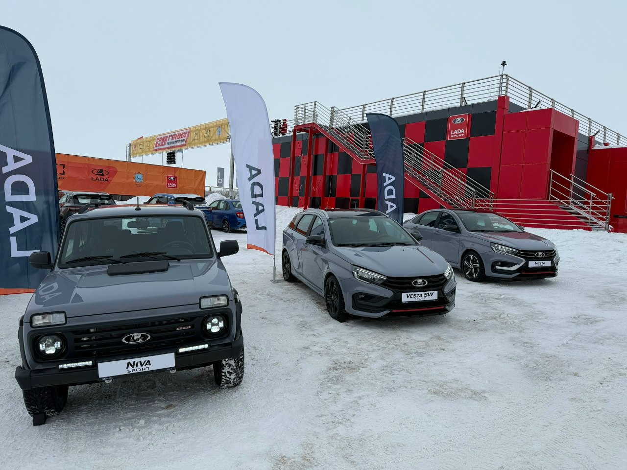 Lada Niva Legend получит светодиодные фары АвтоВАЗ продолжает работу по модернизации внедорожника Ещё одним новшеством станет диодная головная светотехника об этом свидетельствует фотография Sport версии с новыми фарами опубликованная главой Lada Sport Владиславом Незванкиным во ВКонтакте Незванкин выложил фотографию трёх моделей из линейки Lada Sport чтобы напомнить о фирменном цвете кузова Тайфун Случайно или намеренно засветили Ниву с новой оптикой неизвестно Не исключено что первое время такая светотехника останется эксклюзивом для Niva Sport Запуск модернизированной Niva Legend с новым мотором и прочими доработками напомним ожидается этой весной А какие фары у вашей машины галогеновые ксеноновые светодиодные Журнал Авто ру online