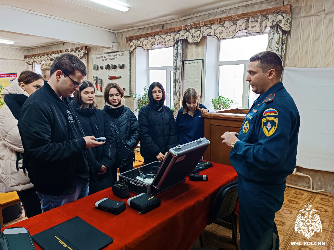 Сотрудники МЧС России объясняют важное    Специалисты чрезвычайного ведомства продолжают проводить занятия со студентами и школьниками.   В Ярцевской школе-интернате старший инспектор территориального отдела надзорной деятельности и профилактической работы Денис Дмитриевич Захаров беседовал с детьми о правилах пожарной безопасности, поведения в экстренных ситуациях, причинах возгораний и как их предотвратить.   А в Рославле студенты медицинского техникума познакомились с профессией инспектора государственного пожарного надзора. Виталий Юрьевич Чмарков подробно рассказал о профессии и вузах ведомства.    #ГПН_Смоленск