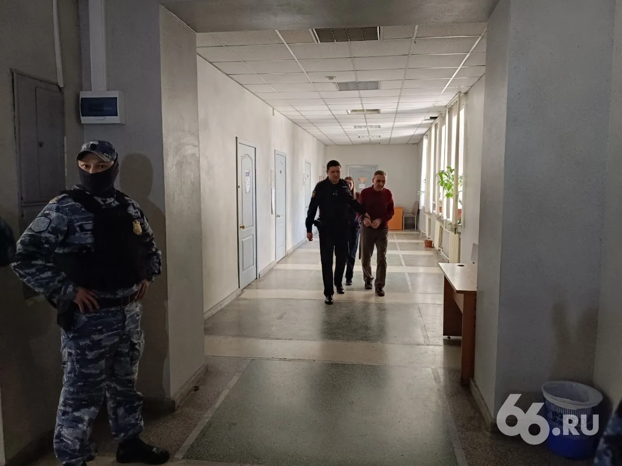 Экс депутата Госдумы отправили в колонию на 14 лет и оштрафовали на 2 млрд рублей Бывшего гендиректора завода Исеть Малика Гайсина признали виновным в растрате передает журналист 66 RU из зала суда Сколько мне лет дали 14 переспросил Гайсин и добавил Это ведь незаконно По версии следствия он выдавал подконтрольным компаниям невозвратные займы и незаконно вывел с предприятия 385 млн рублей Адвокат настаивал на том что все заемные средства экс гендиректор вернул предприятию с процентами Сам Гайсин вину не признал На суде он продолжал утверждать что действовал в интересах предприятия Исеть национализировали в 2024 году По версии Генпрокуратуры завод достался Гайсину через коррупцию Таким же образом были национализированы другие его компании и активы на связи в TG MAX VK