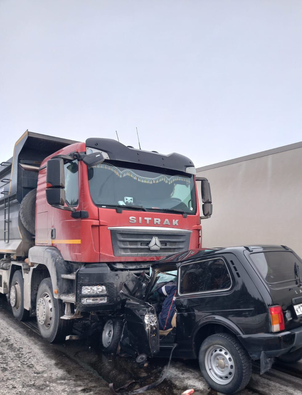 На М-5 под Усть-Катавом «Нива» столкнулась с грузовиком.  Автомобиль выехал на встречку, один человек погиб.   Сейчас на участке введено реверсивное движение.